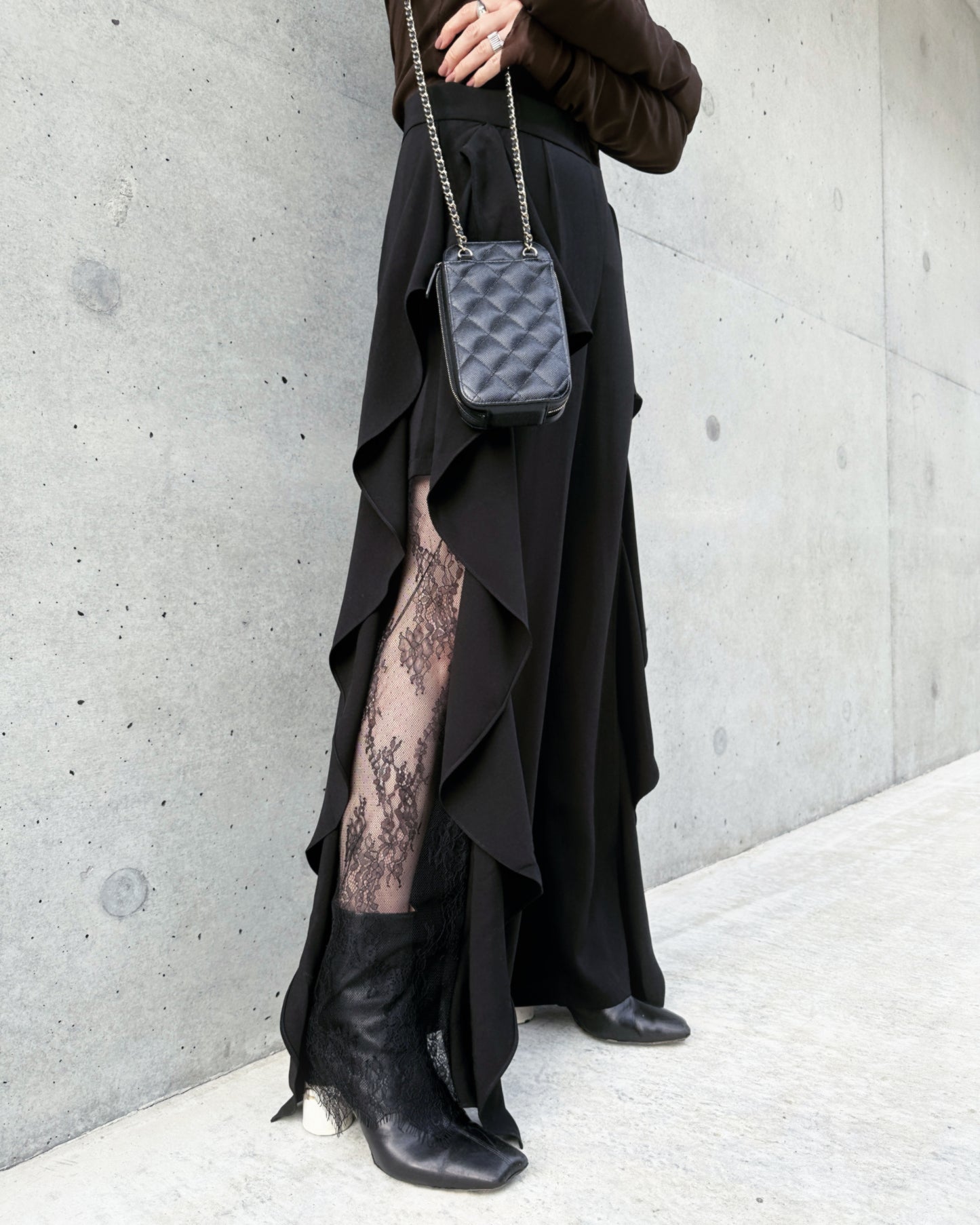 aalis GAMET side lace panel ruffle pants (Black)