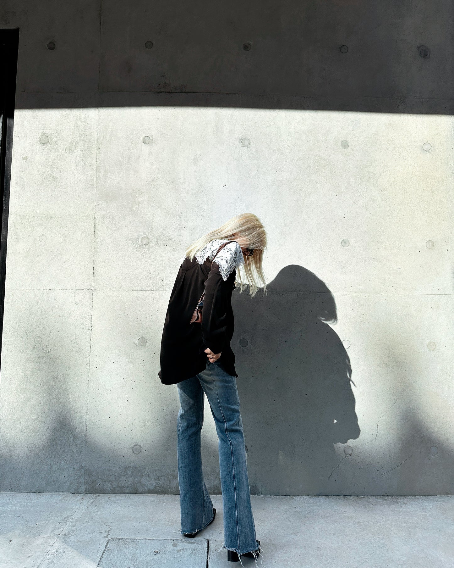 aalis REESE LACE cape panel on shoulder oversized shirt (Black)