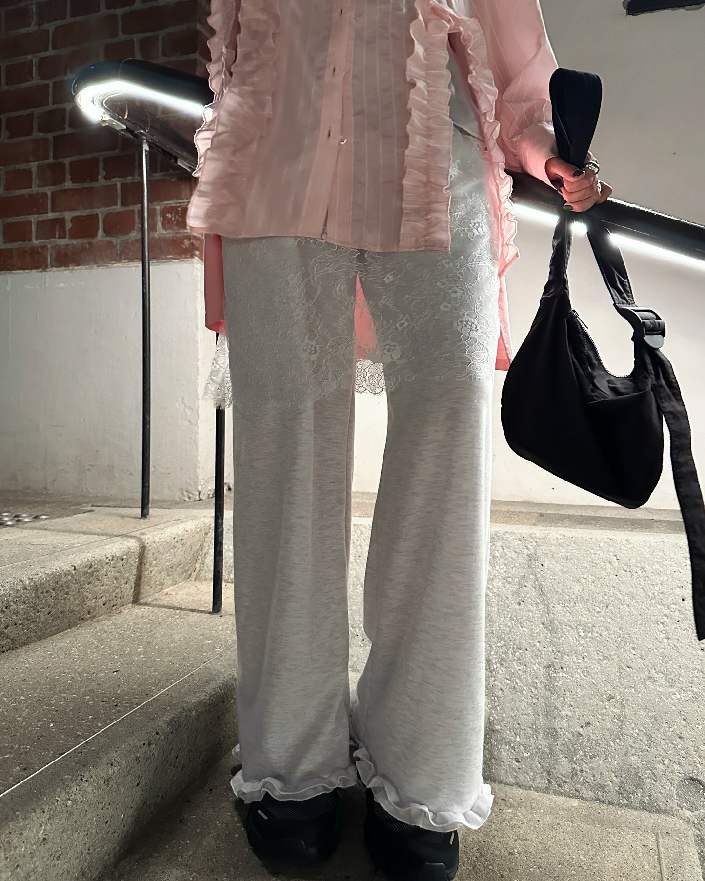 aalis PARRY FW25 ruffle U shape trimming shirt (Lt Pink stripe)