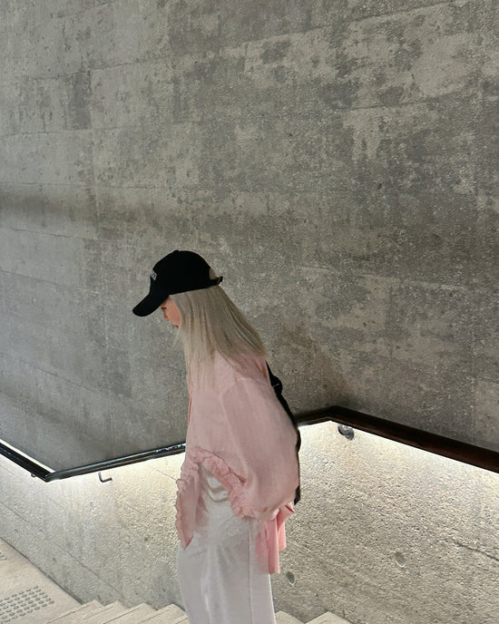 aalis PARRY FW25 ruffle U shape trimming shirt (Lt Pink stripe)