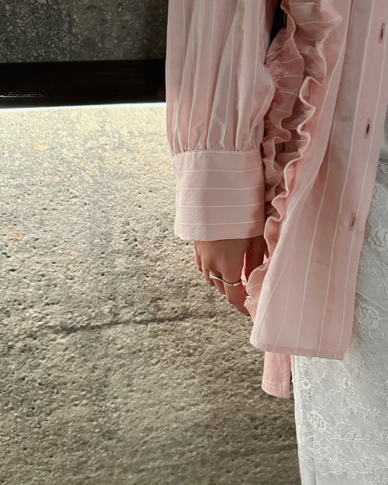 aalis PARRY FW25 ruffle U shape trimming shirt (Lt Pink stripe)