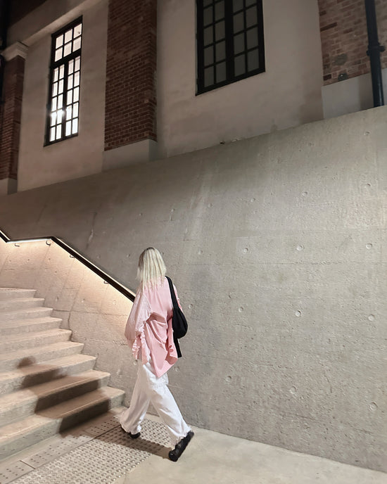 aalis PARRY FW25 ruffle U shape trimming shirt (Lt Pink stripe)