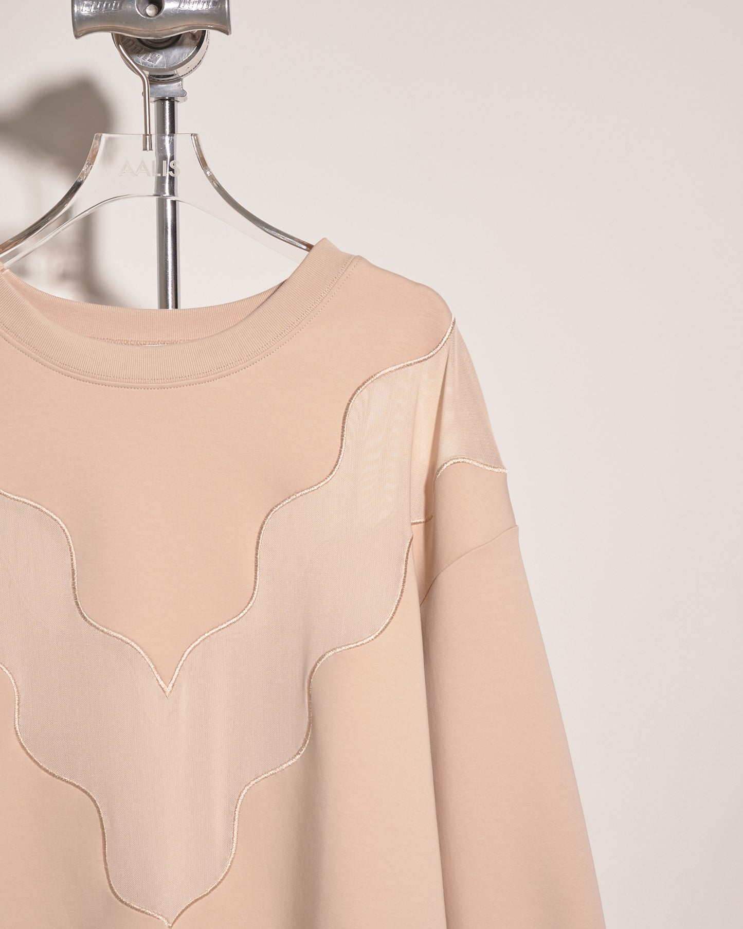 aalis OMIN V shape embroidered pullover (Beige)