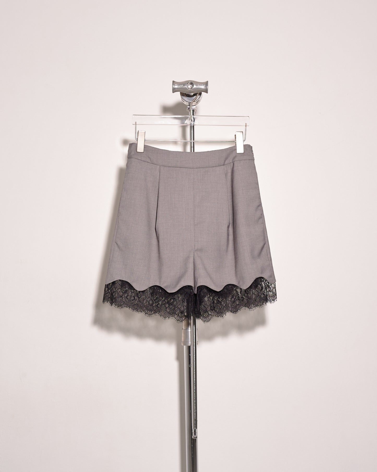 aalis ELITA scallop hem lace trim suiting shorts (Grey)