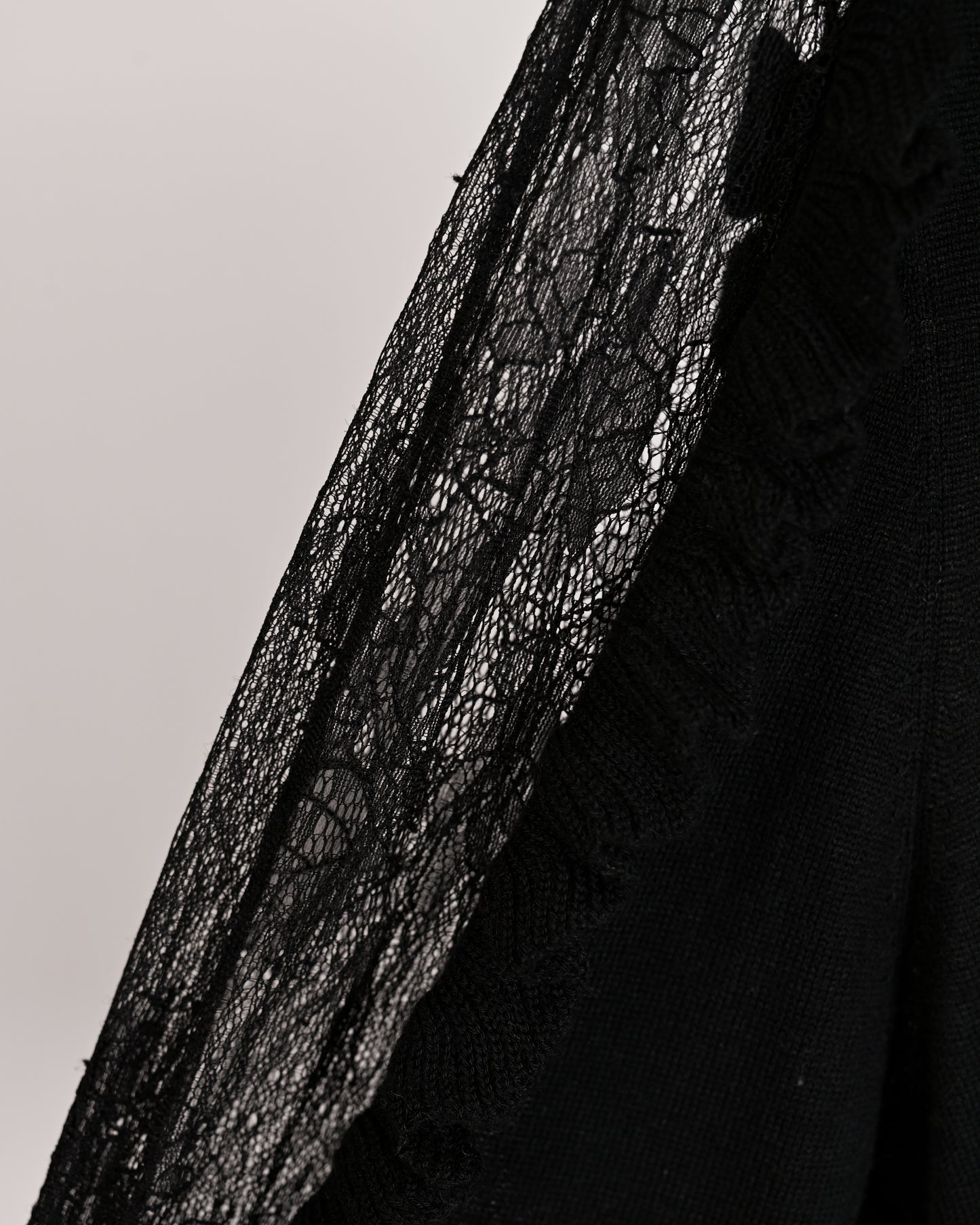aalis VINKA single lace sleeve detail knit pullover (Black)
