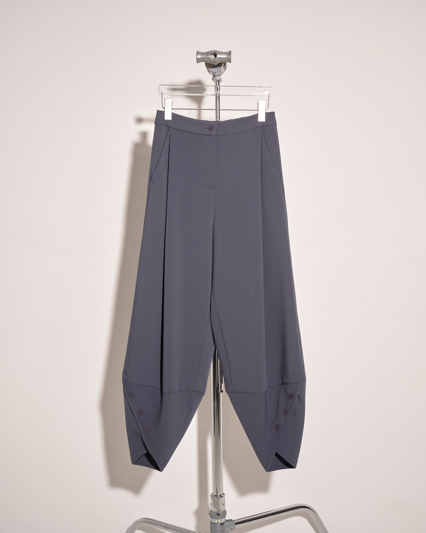 aalis ISA button cuff detail relaxed pants (Grey)