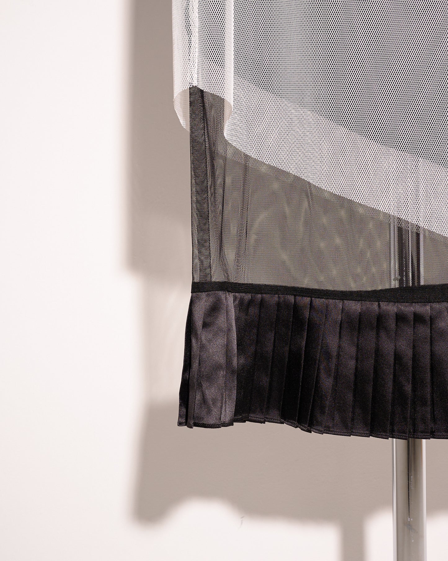 aalis KLEA asymmetric mesh panel pleated hem detail skirt (White mix)