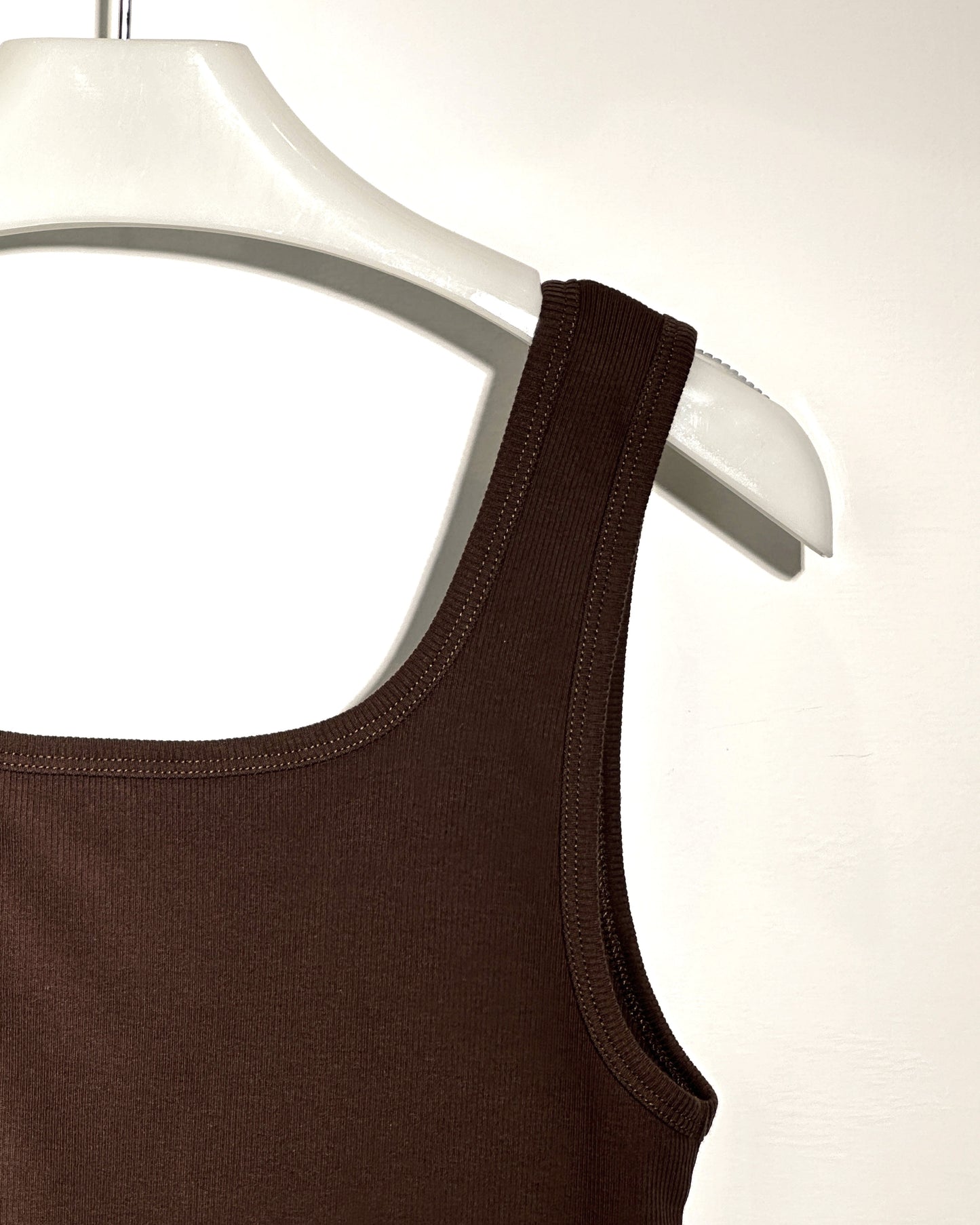 aalis MARITA FW25 square neck ribbed tank (Brown)