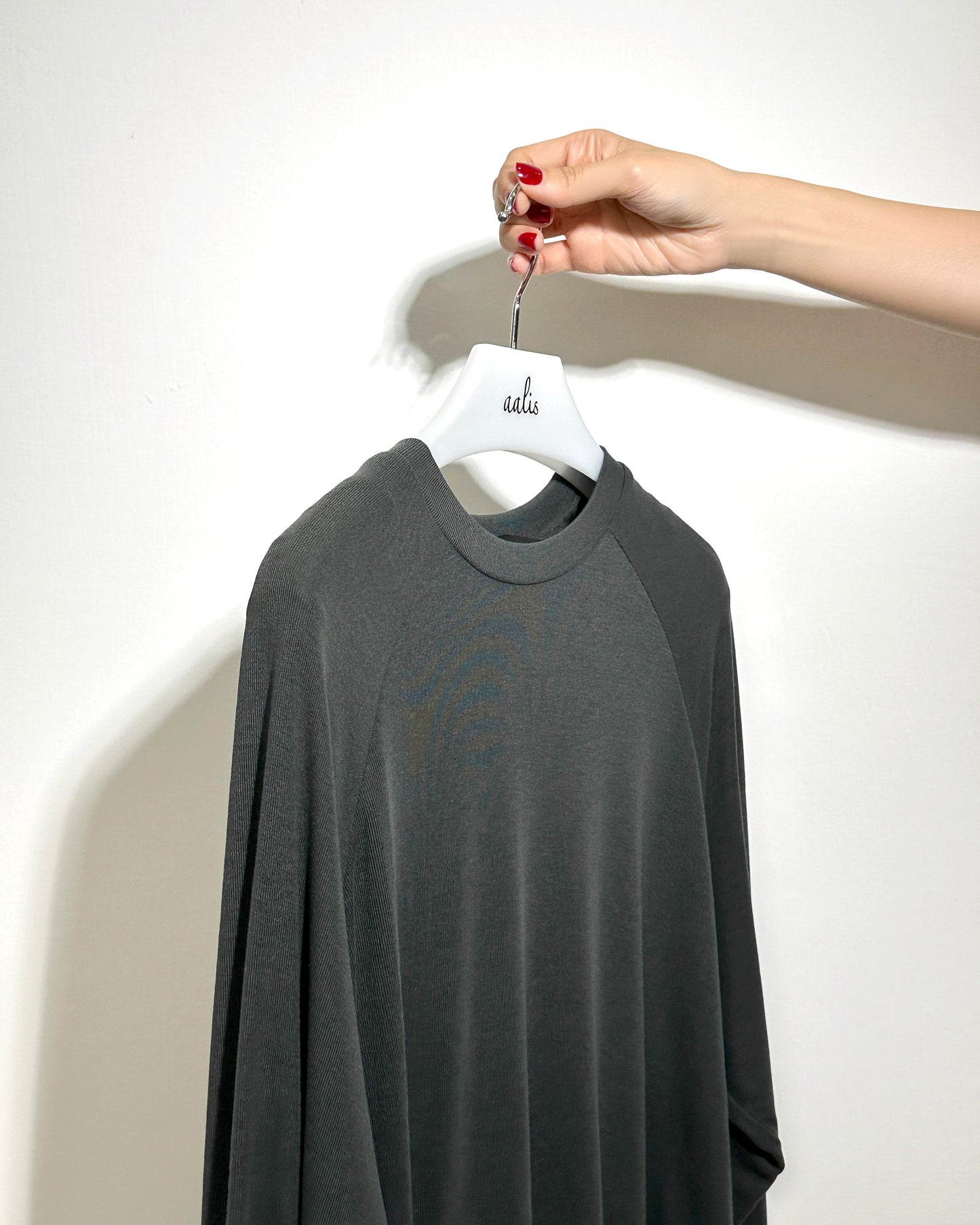 aalis HAROMI raglan sleeves relaxed L/S top (Charcoal)