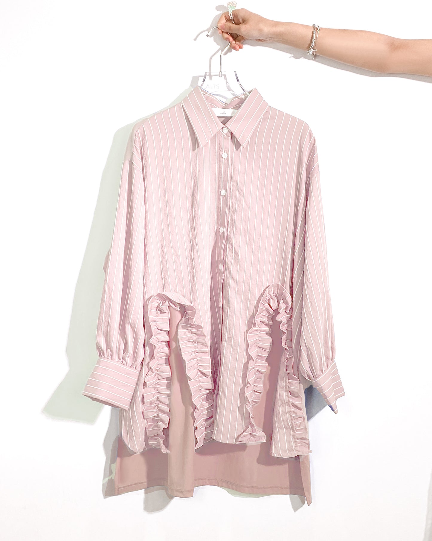 aalis PARRY FW25 ruffle U shape trimming shirt (Lt Pink stripe)
