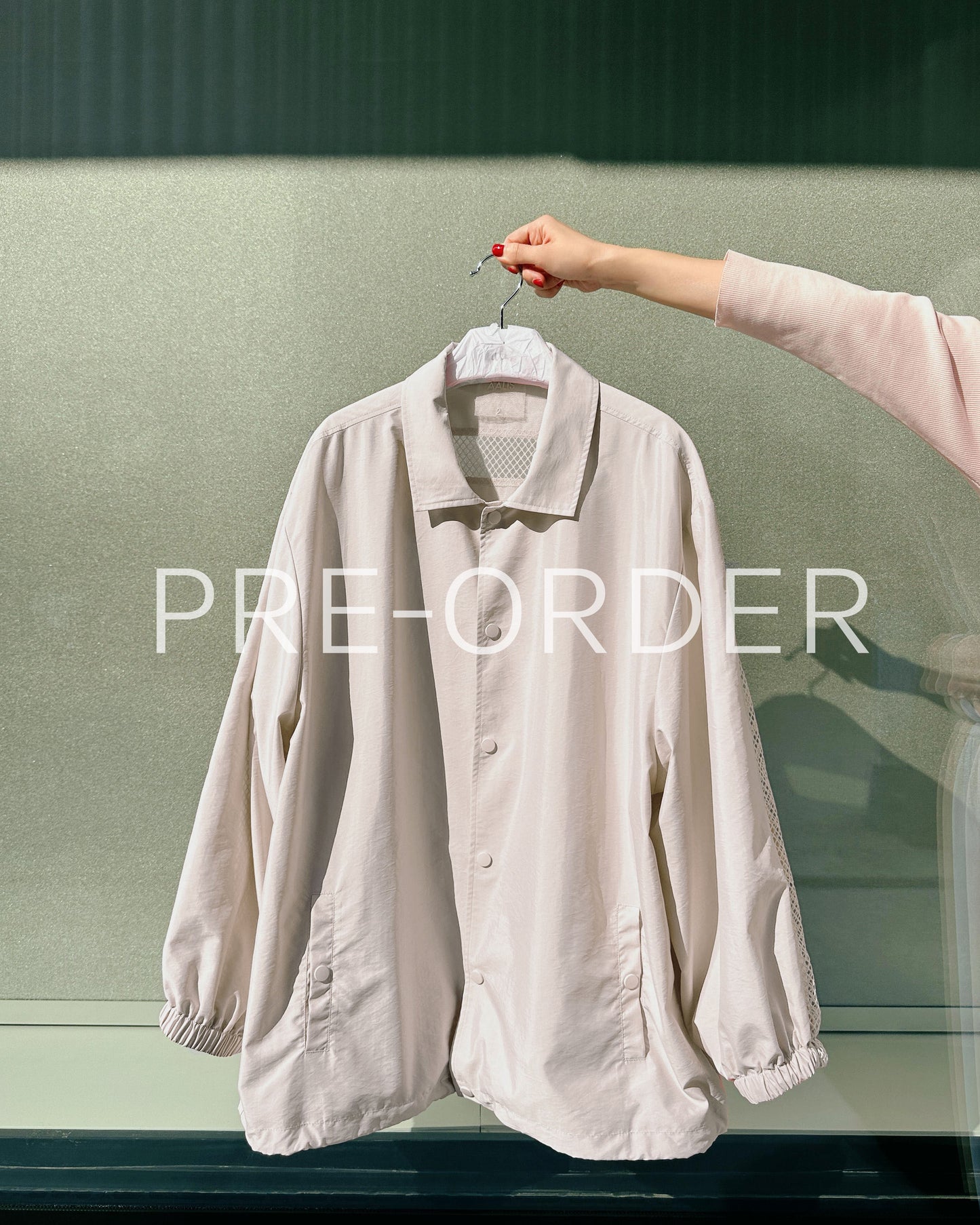 (Pre-order) aalis XYLER mesh panel windbreaker (Lt Beige)