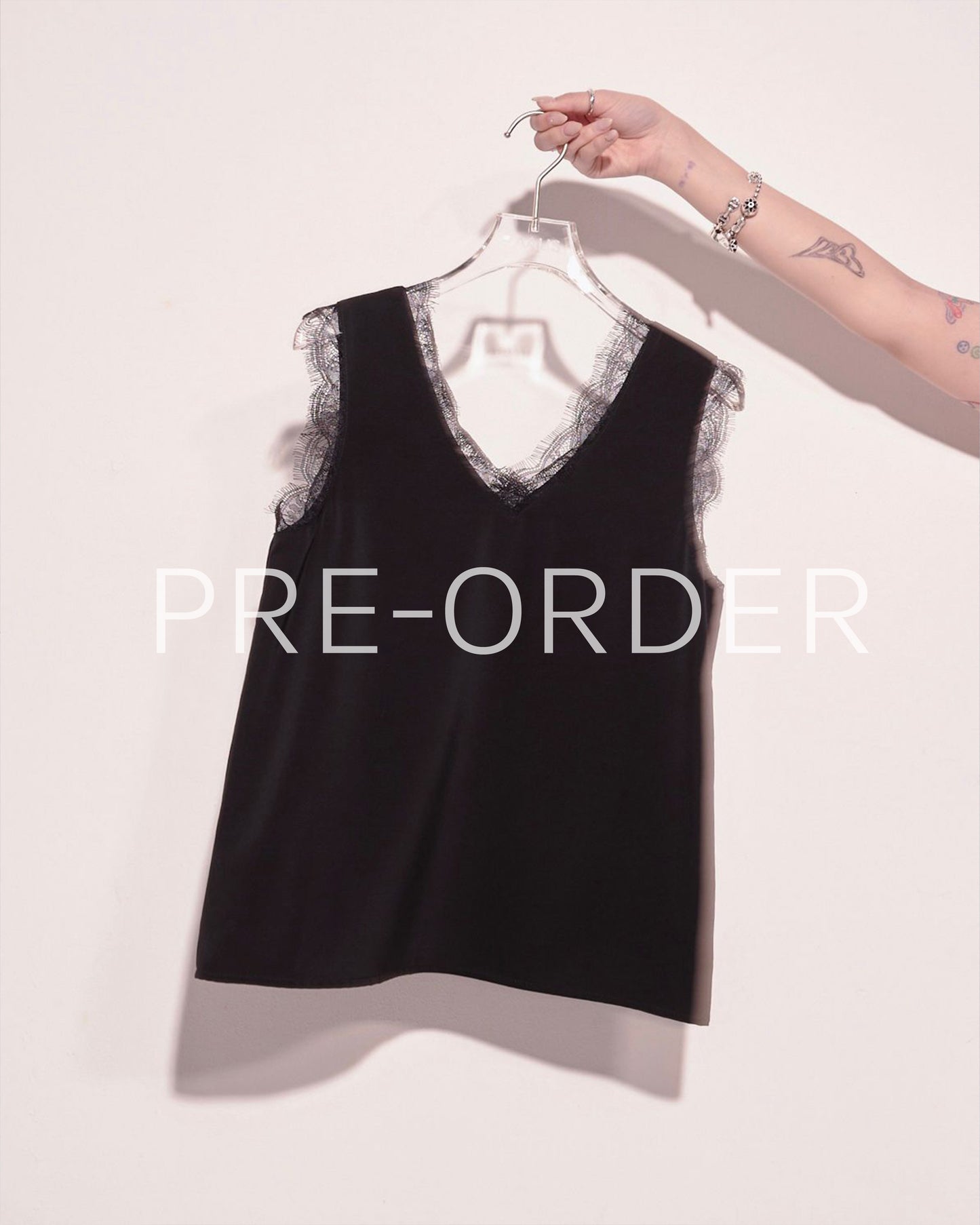 (Pre-order) aalis CAM FW26 lace trim v neck tank (Black)