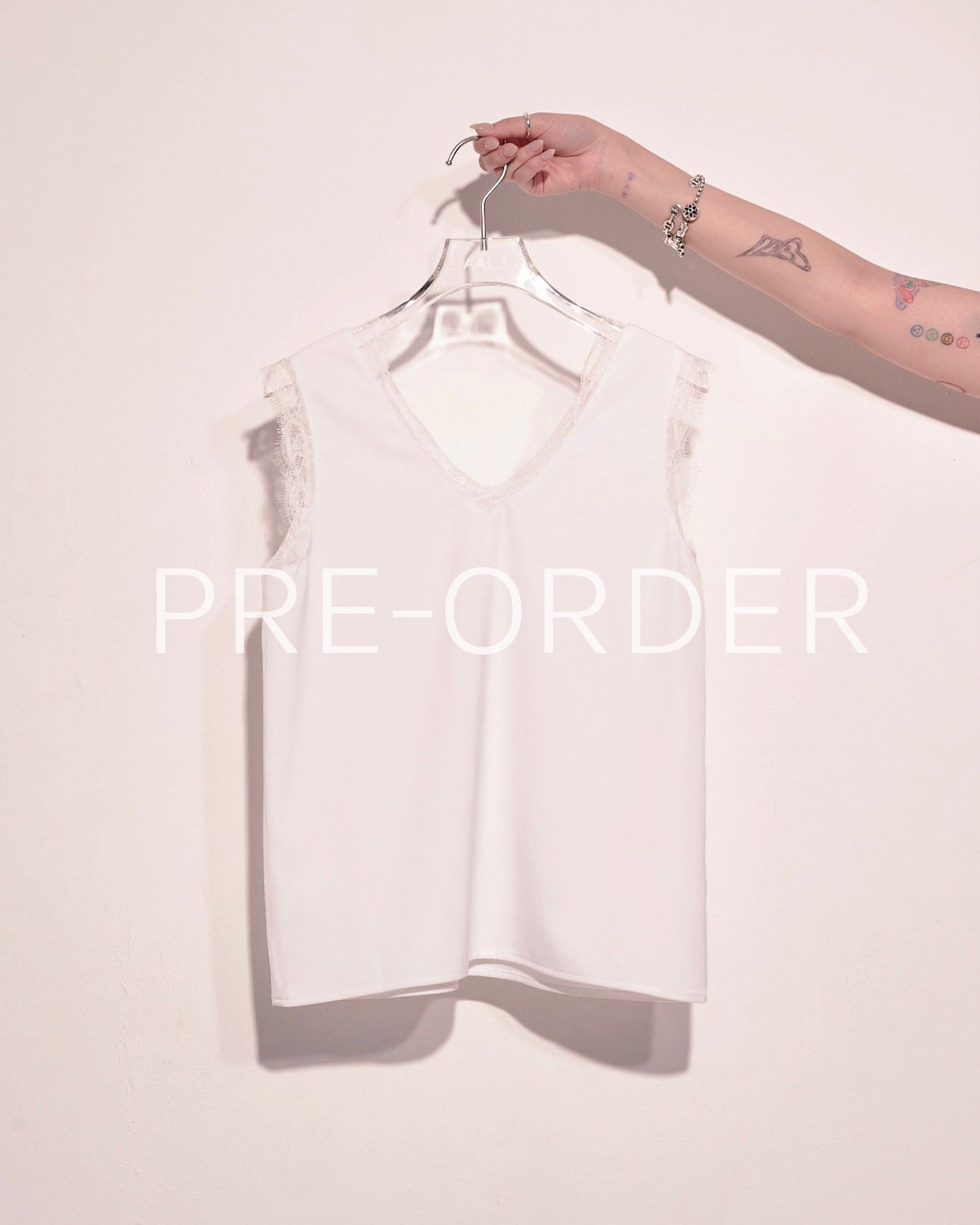 (Pre-order) aalis CAM FW26 lace trim v neck tank (White)