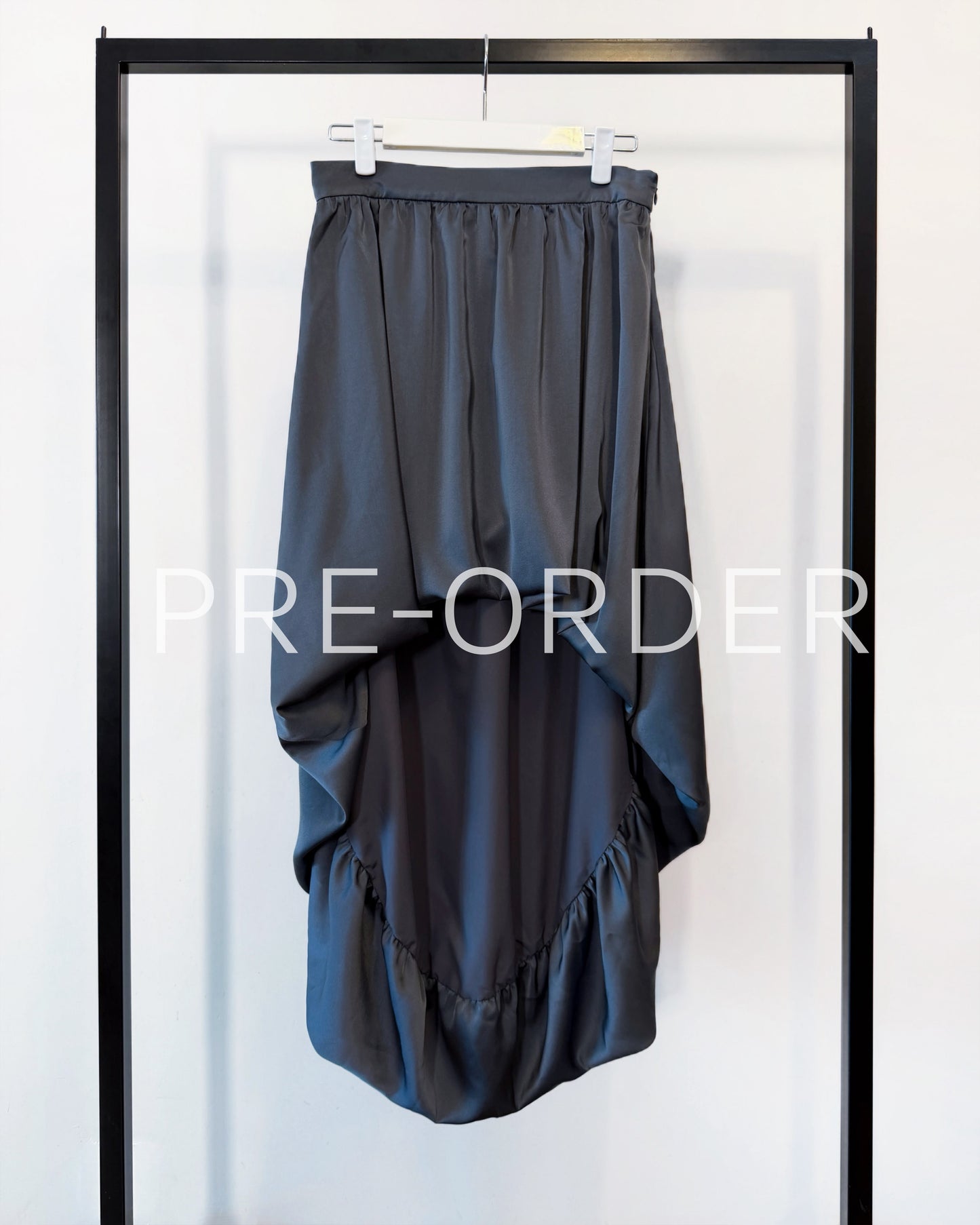 (Pre-order) aalis JULA bubble hem hi-low skirt (Charcoal)