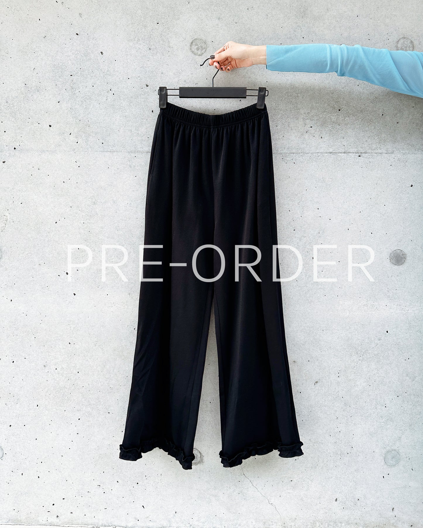 (Pre-order) aalis LILIA ruffle hem track pants  (Black)