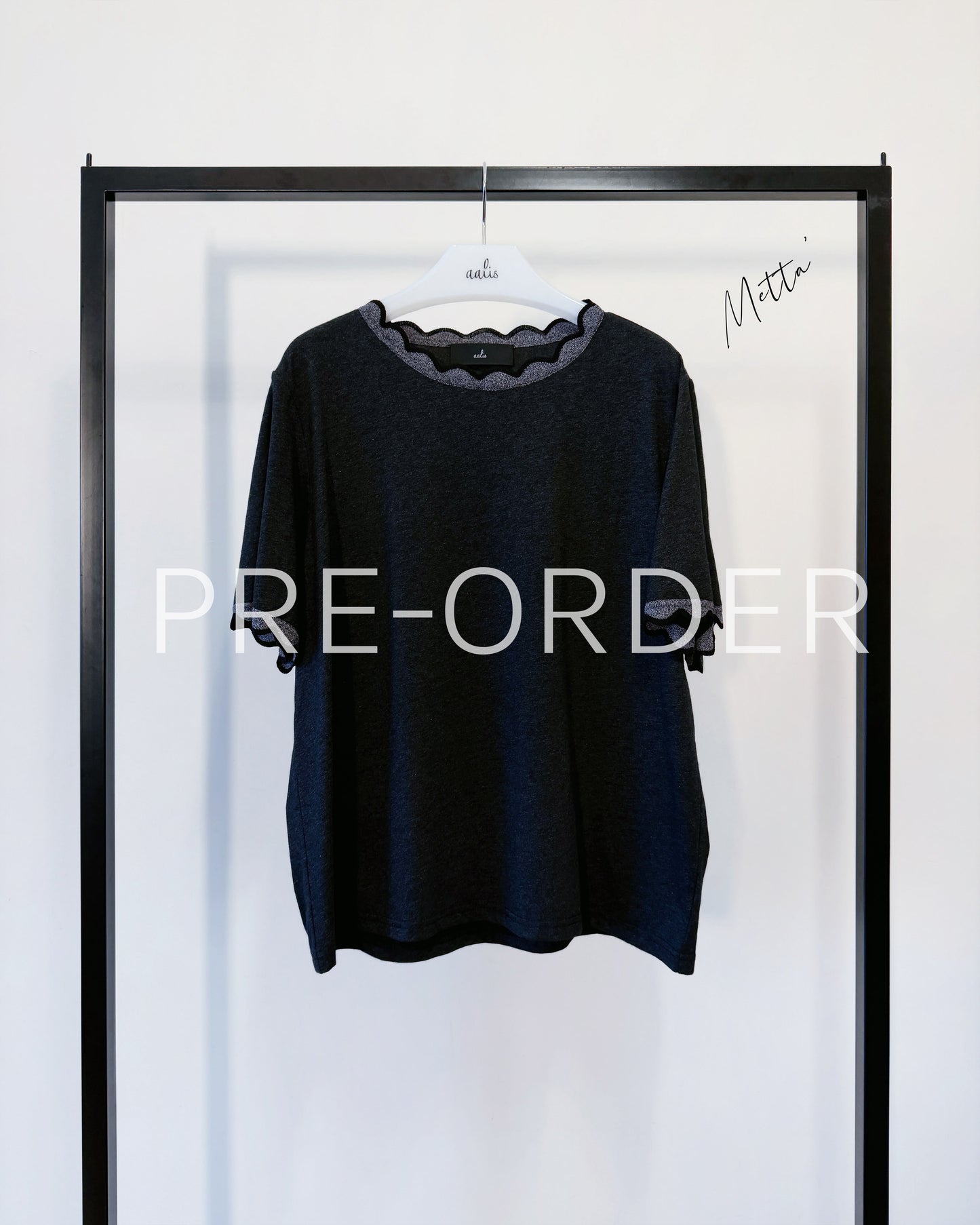 (Pre-order) aalis METTA scallop edge relaxed tee (Charcoal)