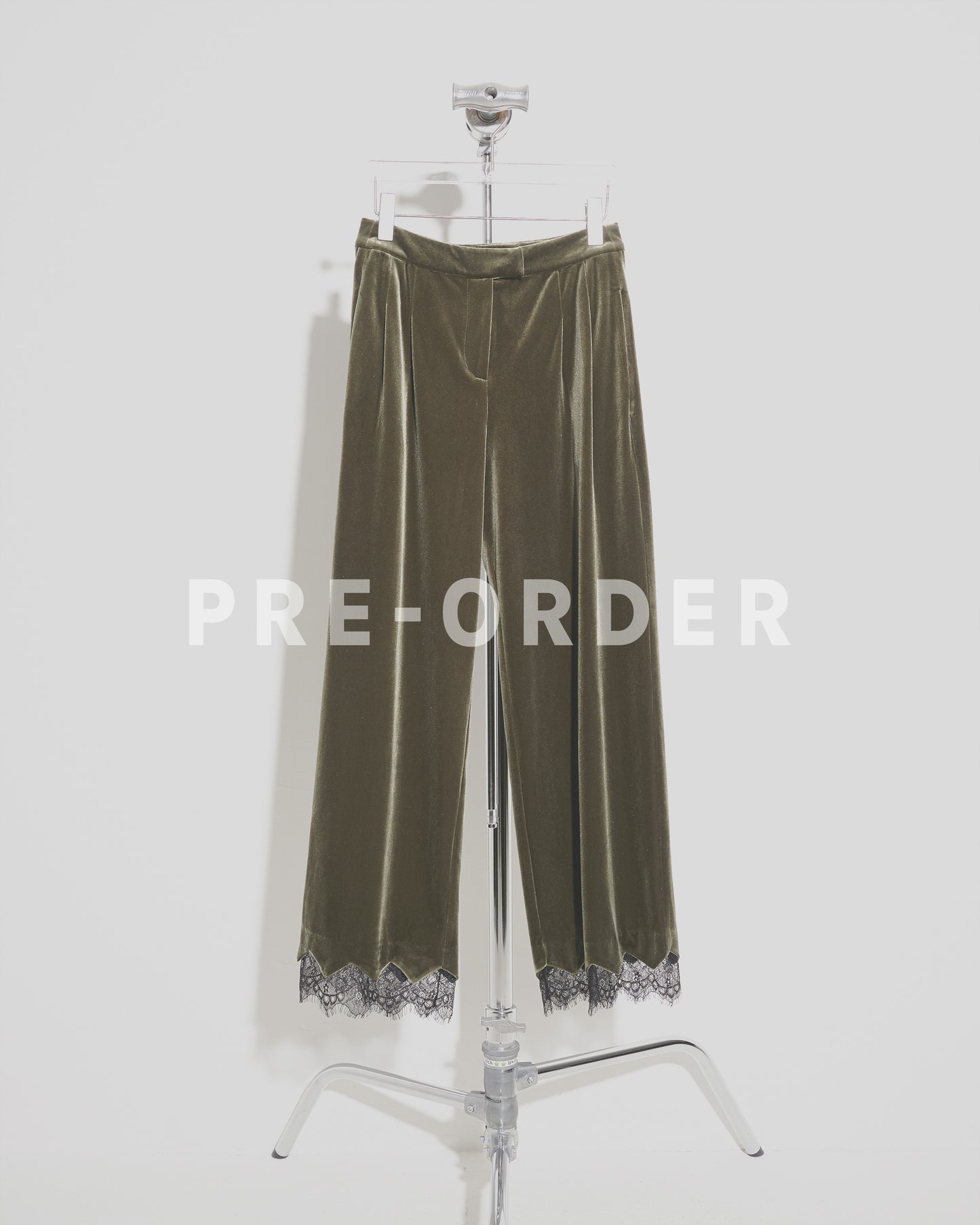 (Pre-order) aalis SEBBIE LACE velvet pants (Olive lace)