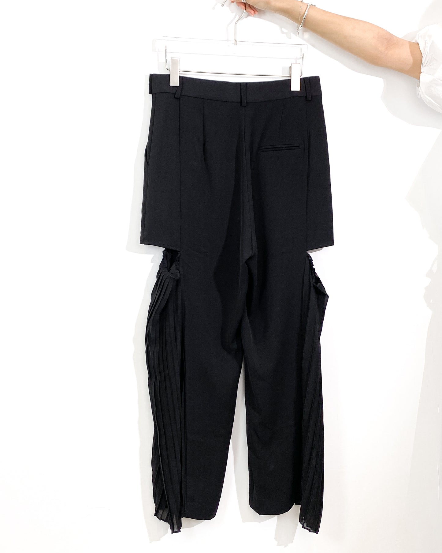 aalis LAM cutout chiffon side pleated pants (Black)