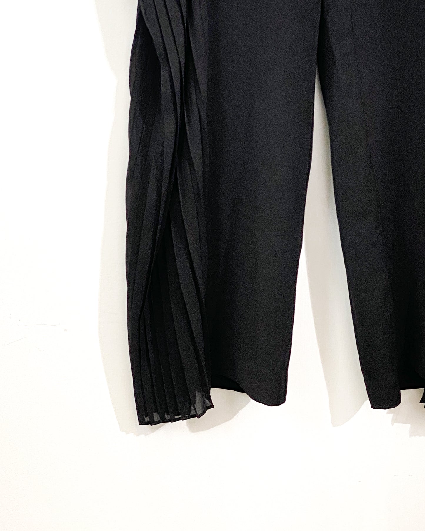 aalis LAM cutout chiffon side pleated pants (Black)