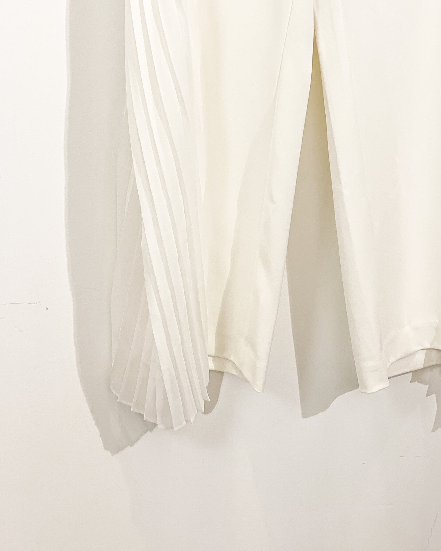 aalis LAM cutout chiffon side pleated pants (White)