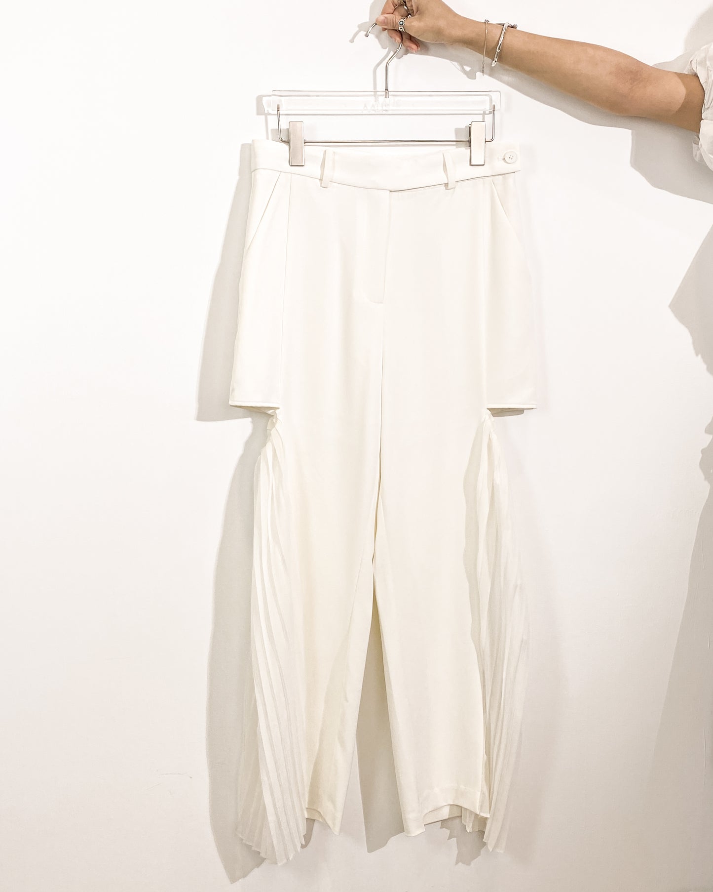 aalis LAM cutout chiffon side pleated pants (White)