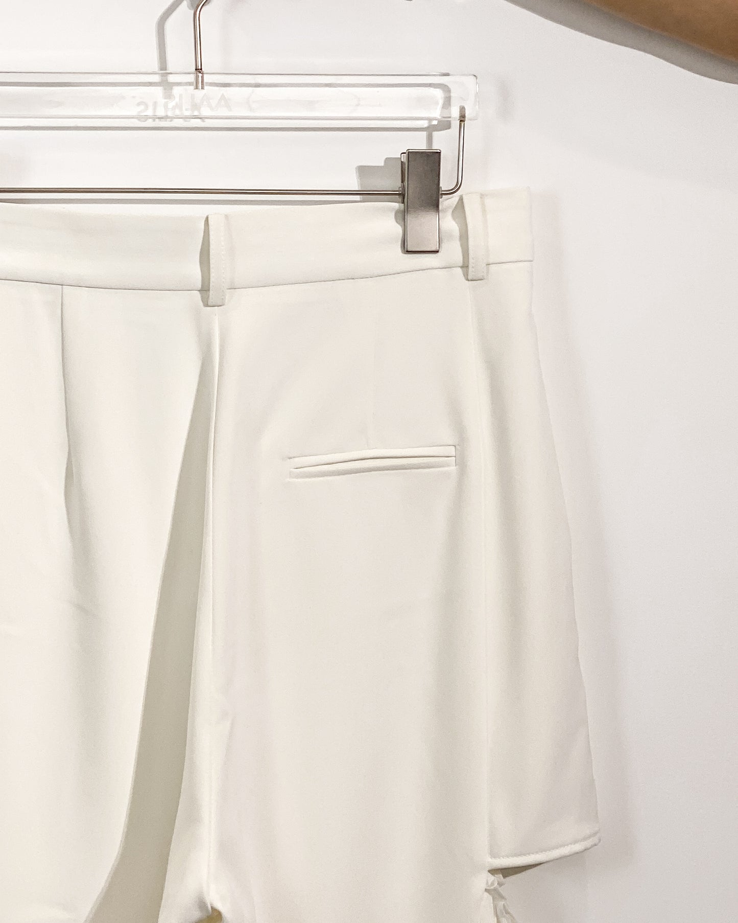 aalis LAM cutout chiffon side pleated pants (White)