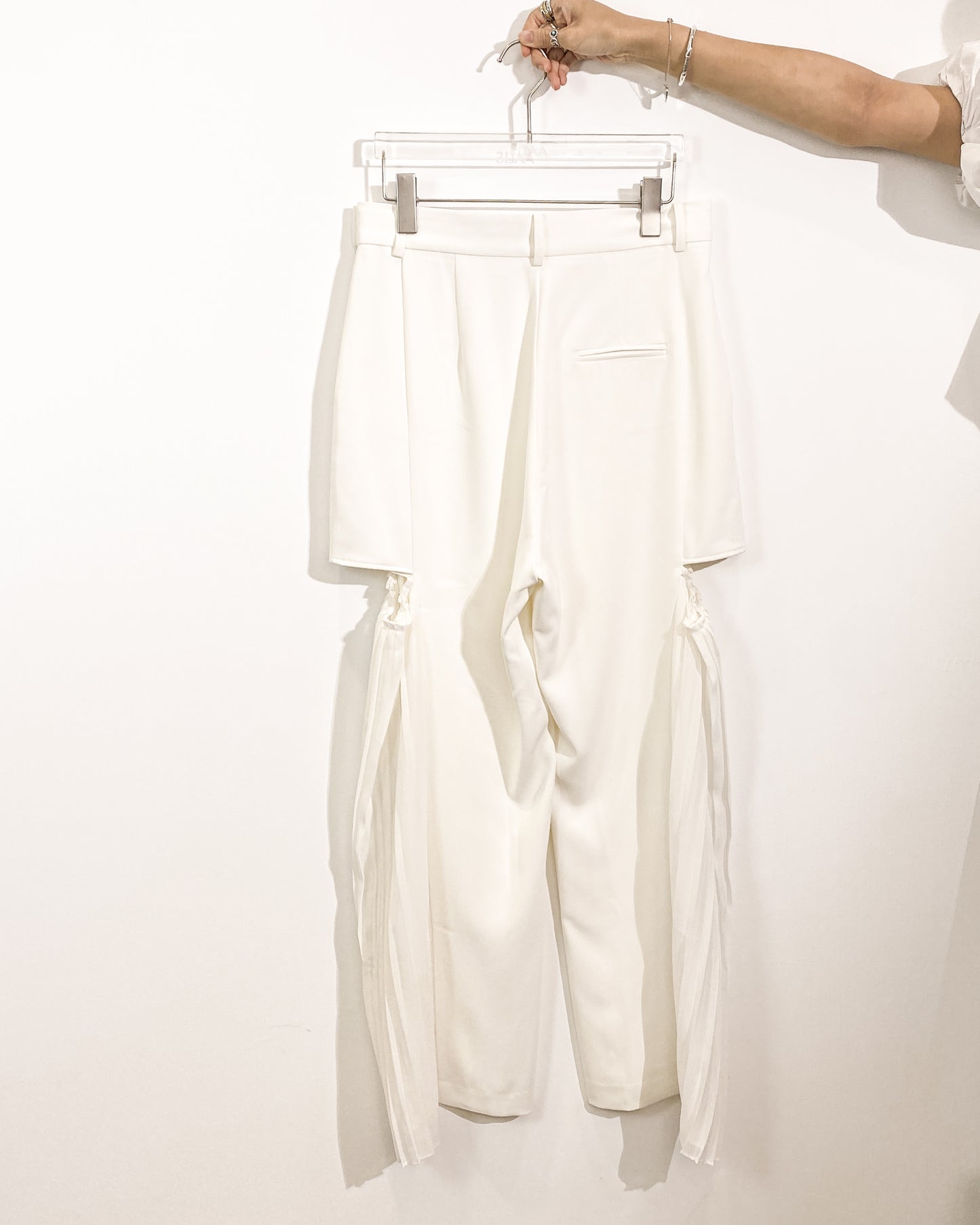 aalis LAM cutout chiffon side pleated pants (White)