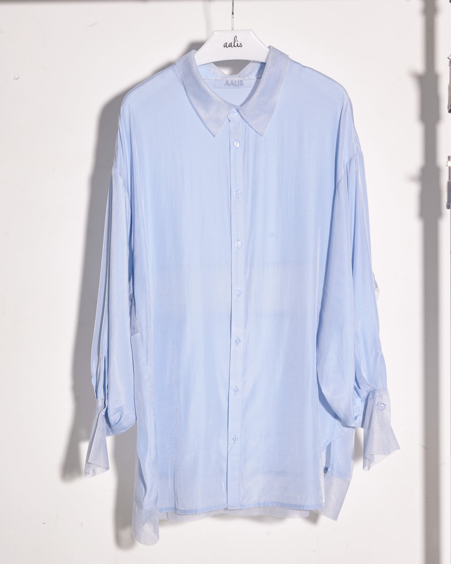 Load image into Gallery viewer, aalis TYLER balloon sleeves oversized shirt with mesh detail (Light blue)
