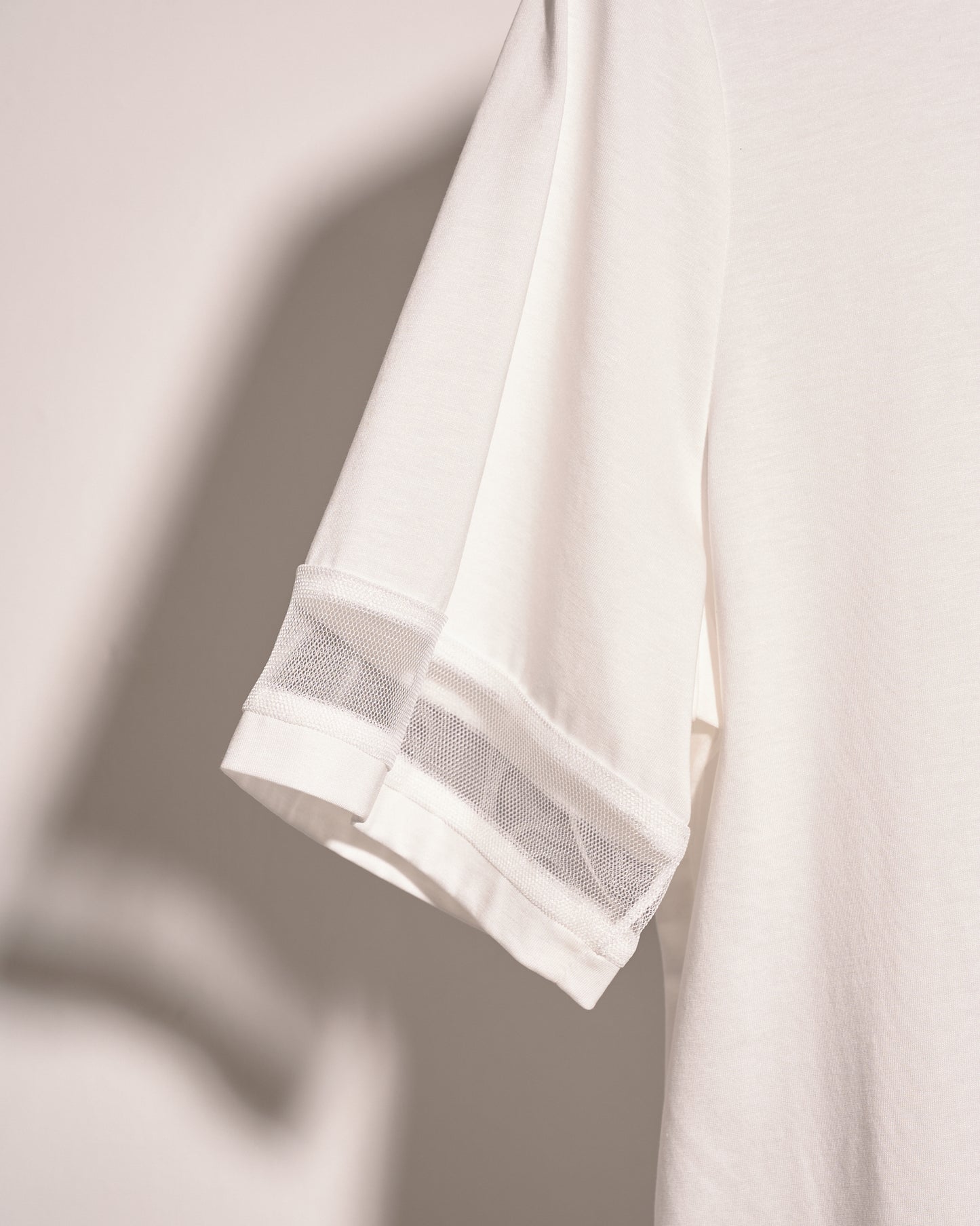 aalis GEM 网纱袖口短袖 T 恤（白色）