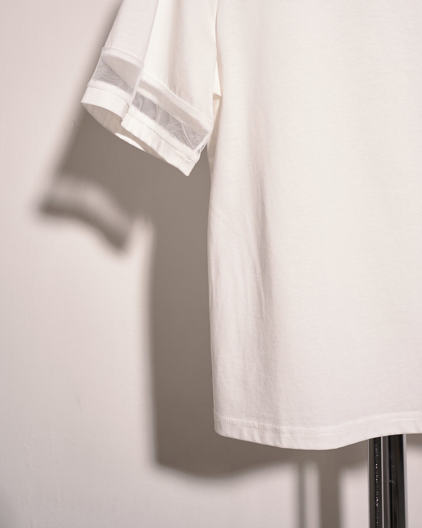aalis GEM 网纱袖口短袖 T 恤（白色）