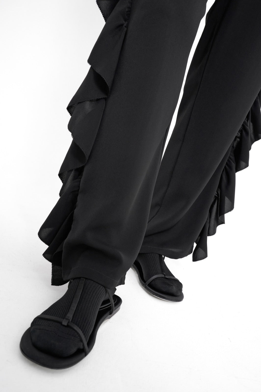 aalis SOTA two side ruffle pants (Black)