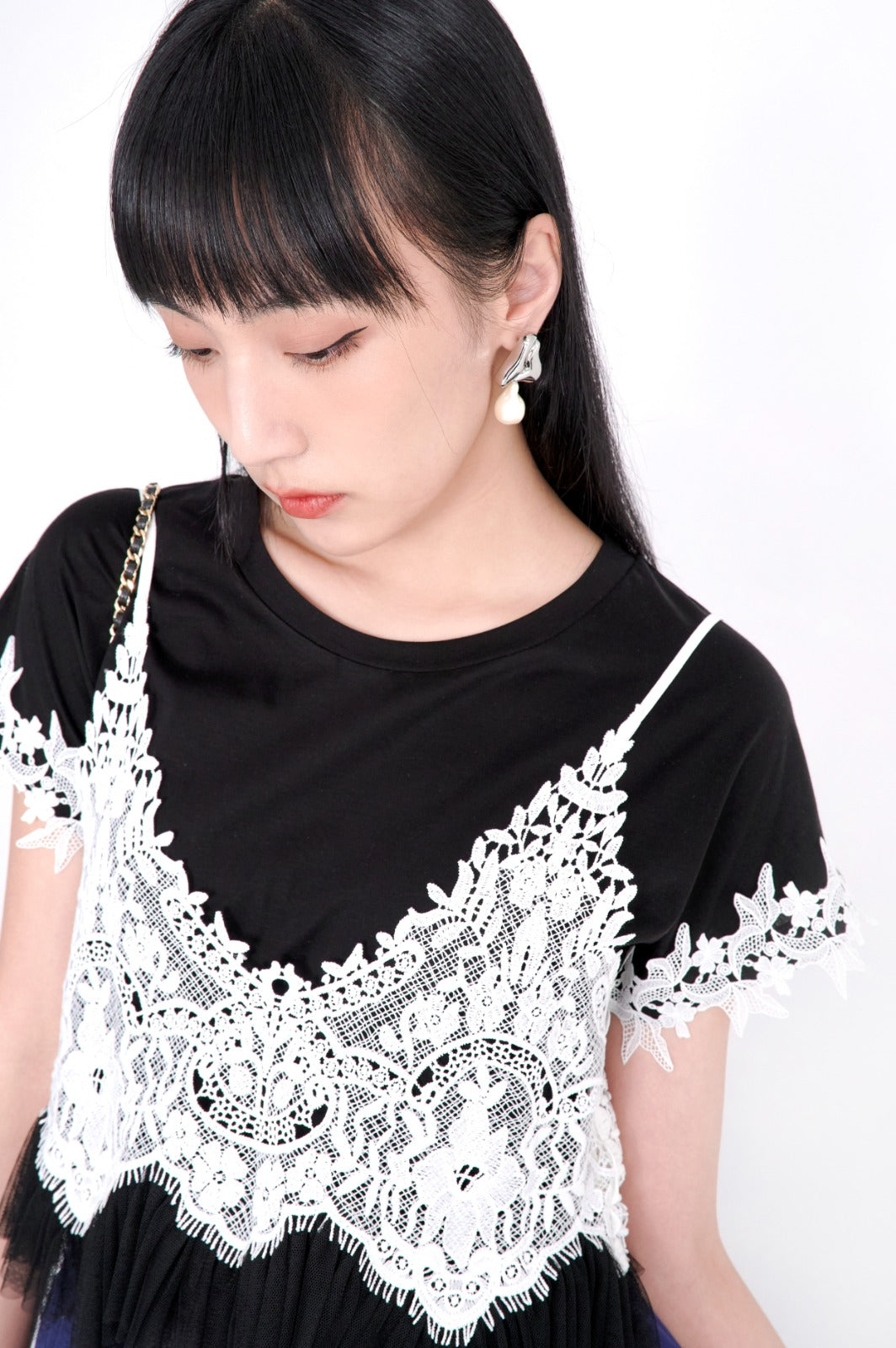Load image into Gallery viewer, aalis KIO Batwing lace trim on sleeves Tee (Black)
