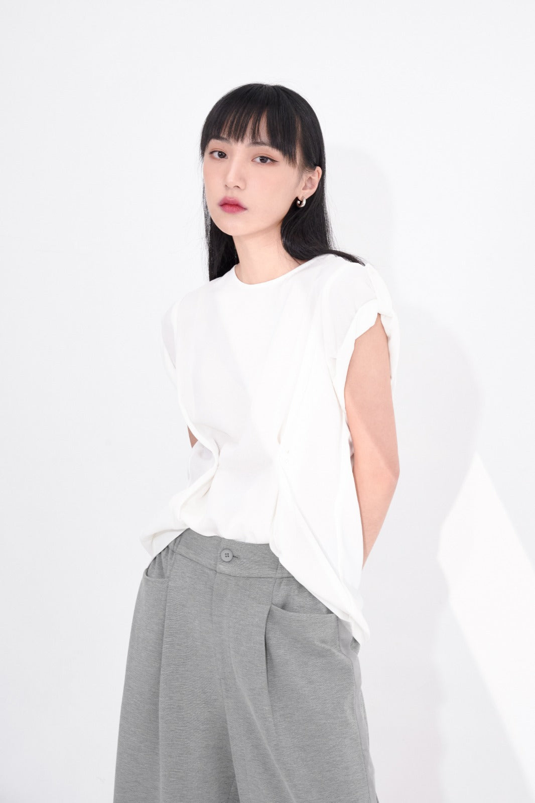 aalis YOKI Woven Tee with buttons detail (White)