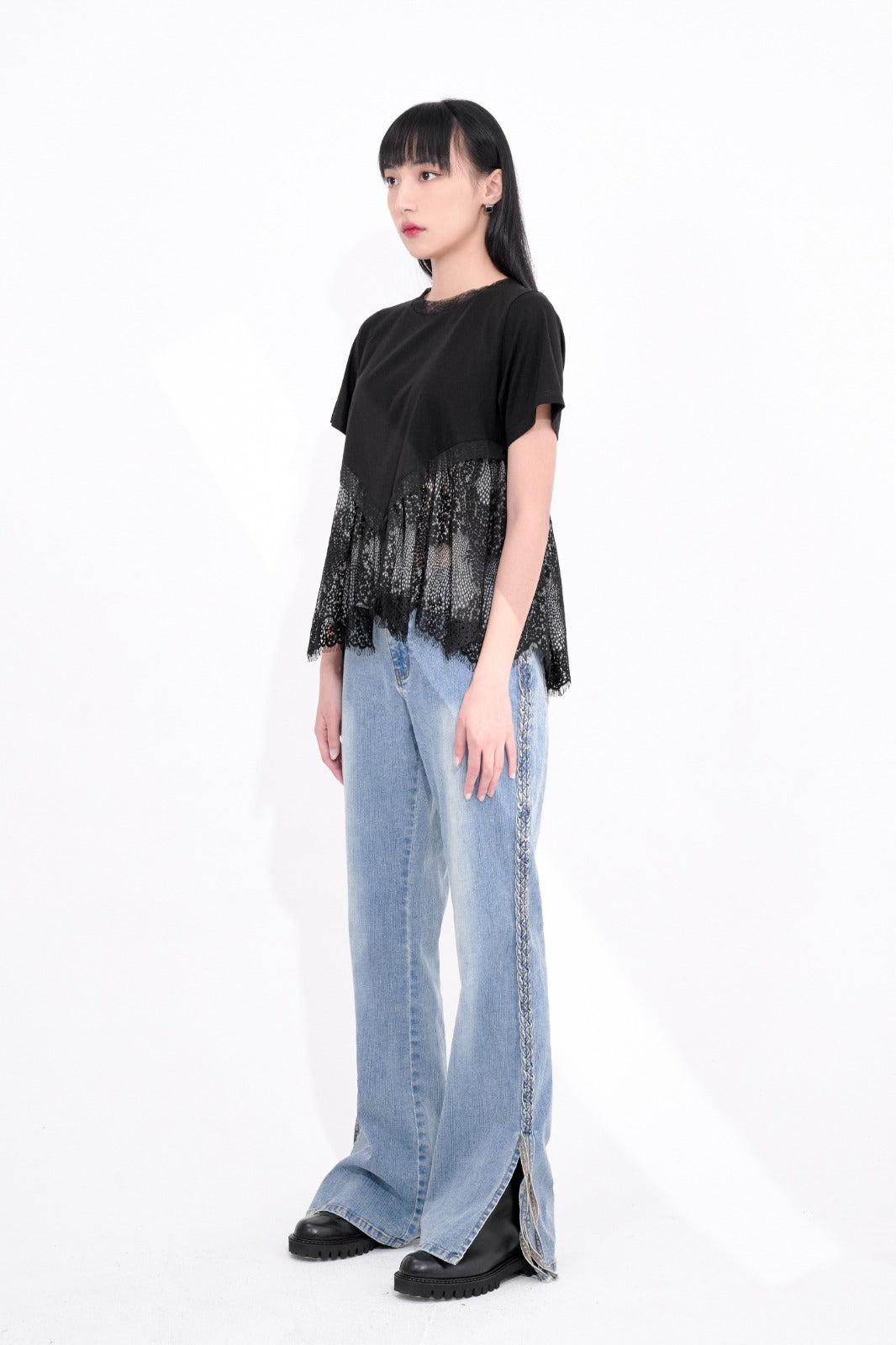 Load image into Gallery viewer, aalis MILLIE v shape lace panel Tee (Black)
