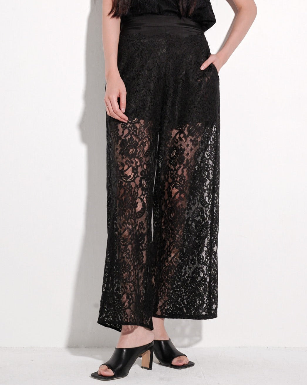 Load image into Gallery viewer, aalis CLEO lace pants (Short black)

