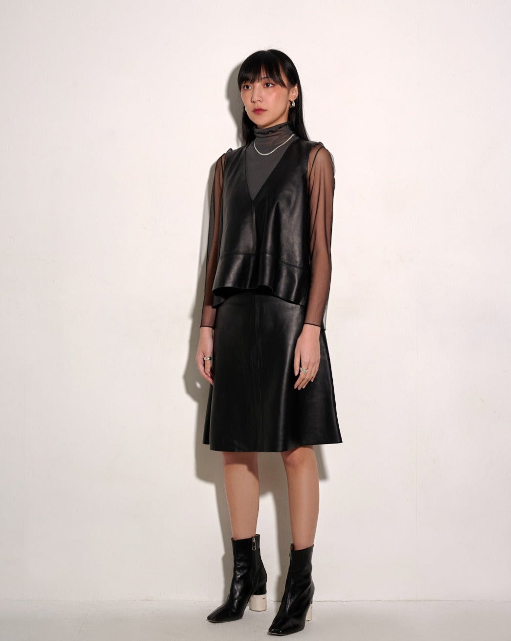 Load image into Gallery viewer, (Pre-order) aalis VALENCIA A line leather skirt (Black)
