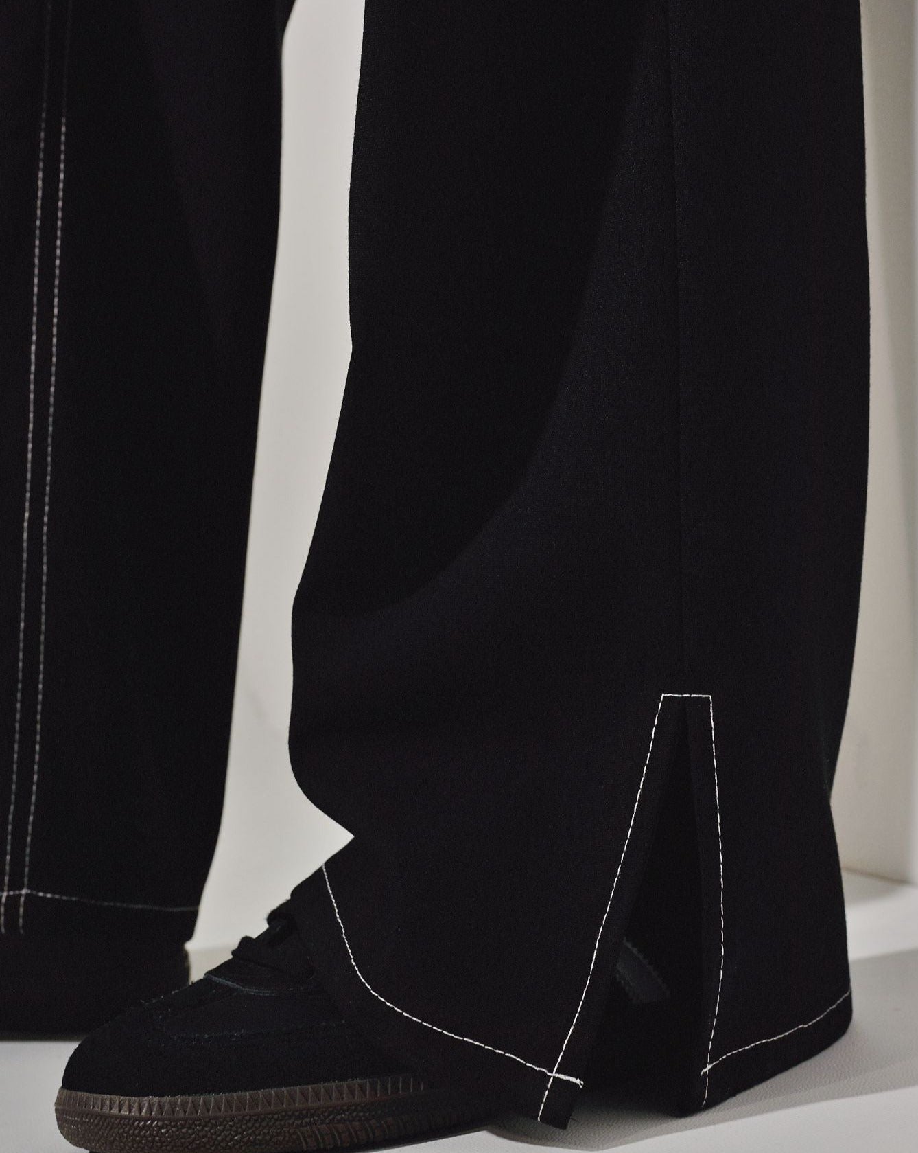 aalis PAGE 撞色缝线连身裤（黑色）