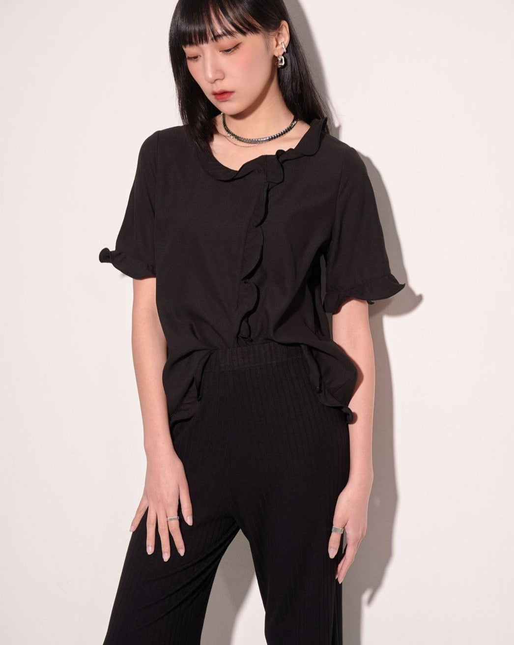 aalis CARLEE ruffle trims top (Black)