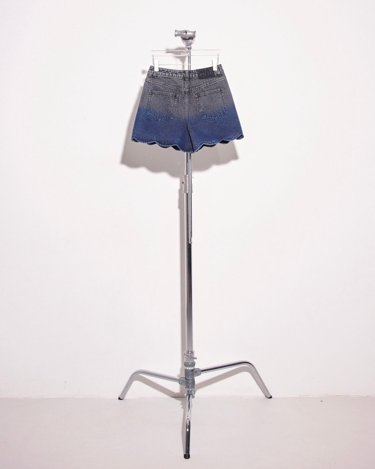 aalis VERA scallop hem denim shorts (Dip dye blue)