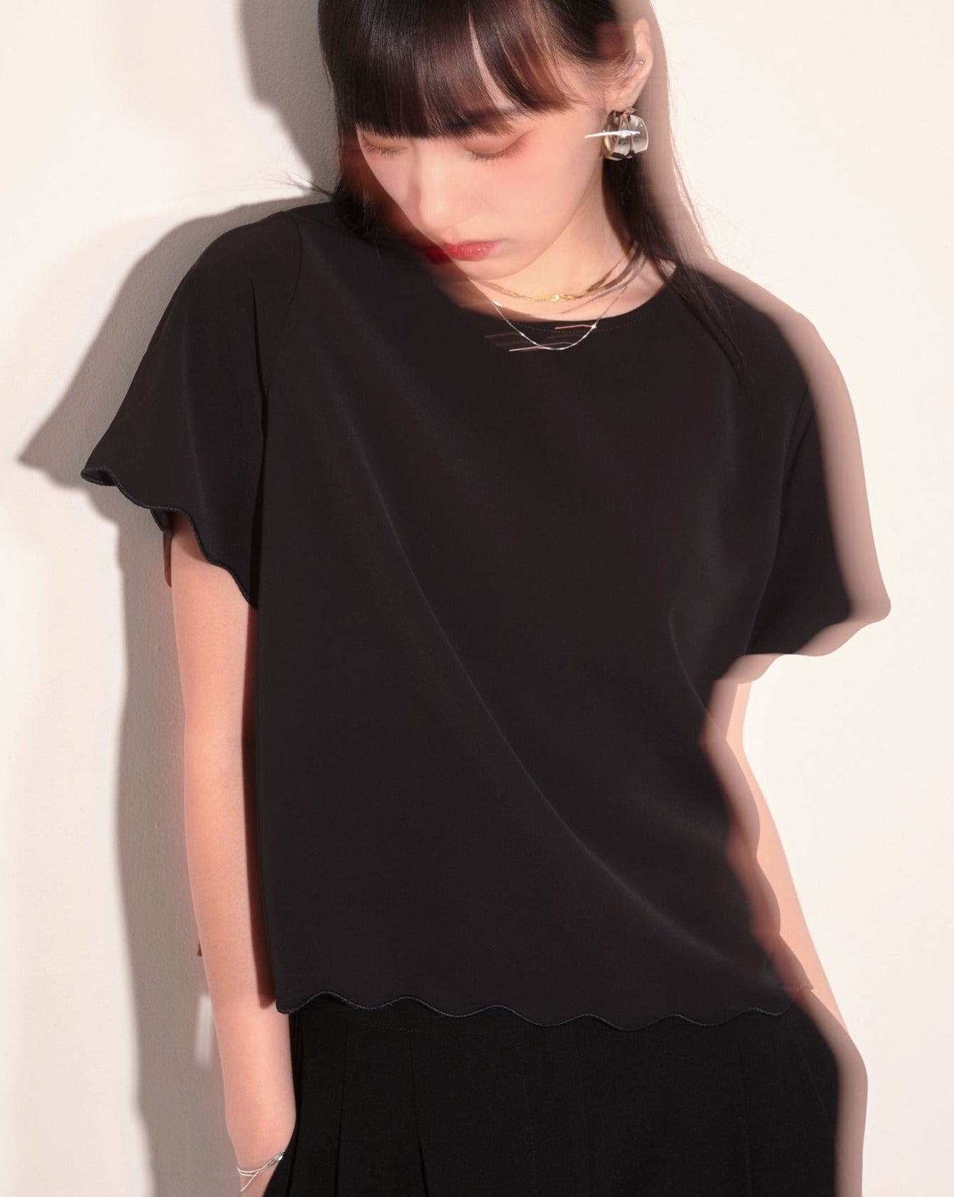 aalis ABIAH scallop hem S/S Top (Black)