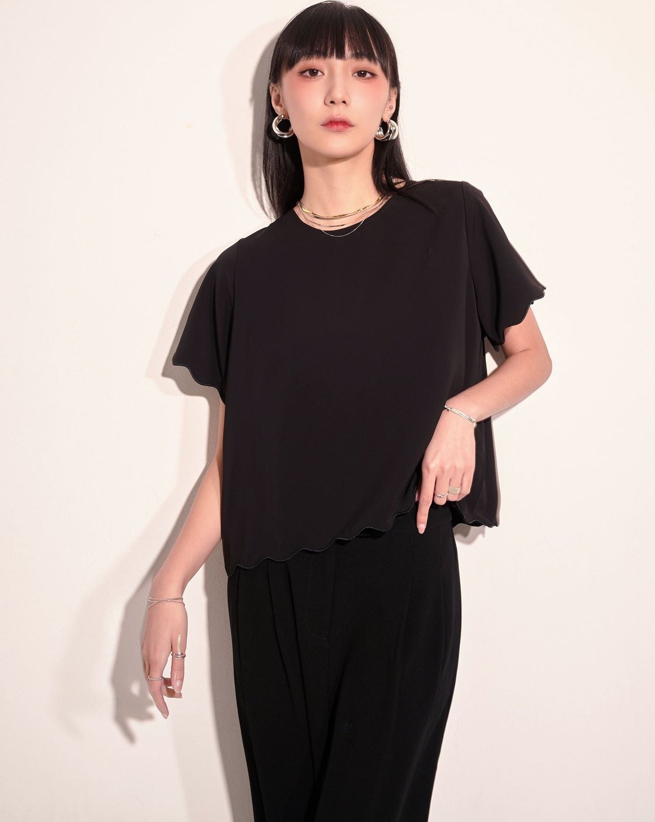 aalis ABIAH scallop hem S/S Top (Black)