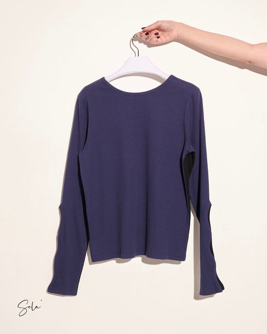 (Pre-order) aalis SELA chain keyhole L/S top (Black navy)