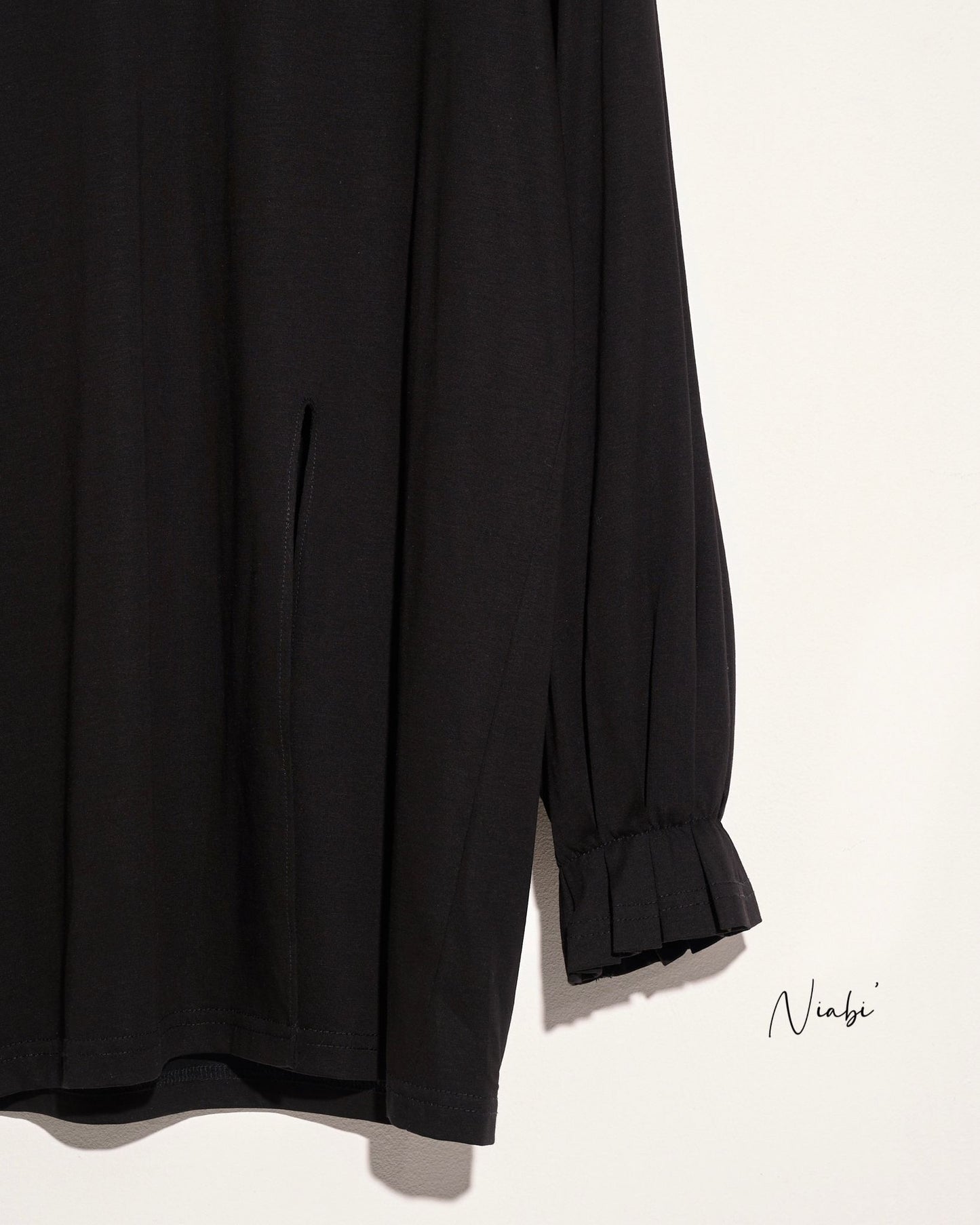 aalis NIABI folded pleats cuff front slit L/S top (Black)