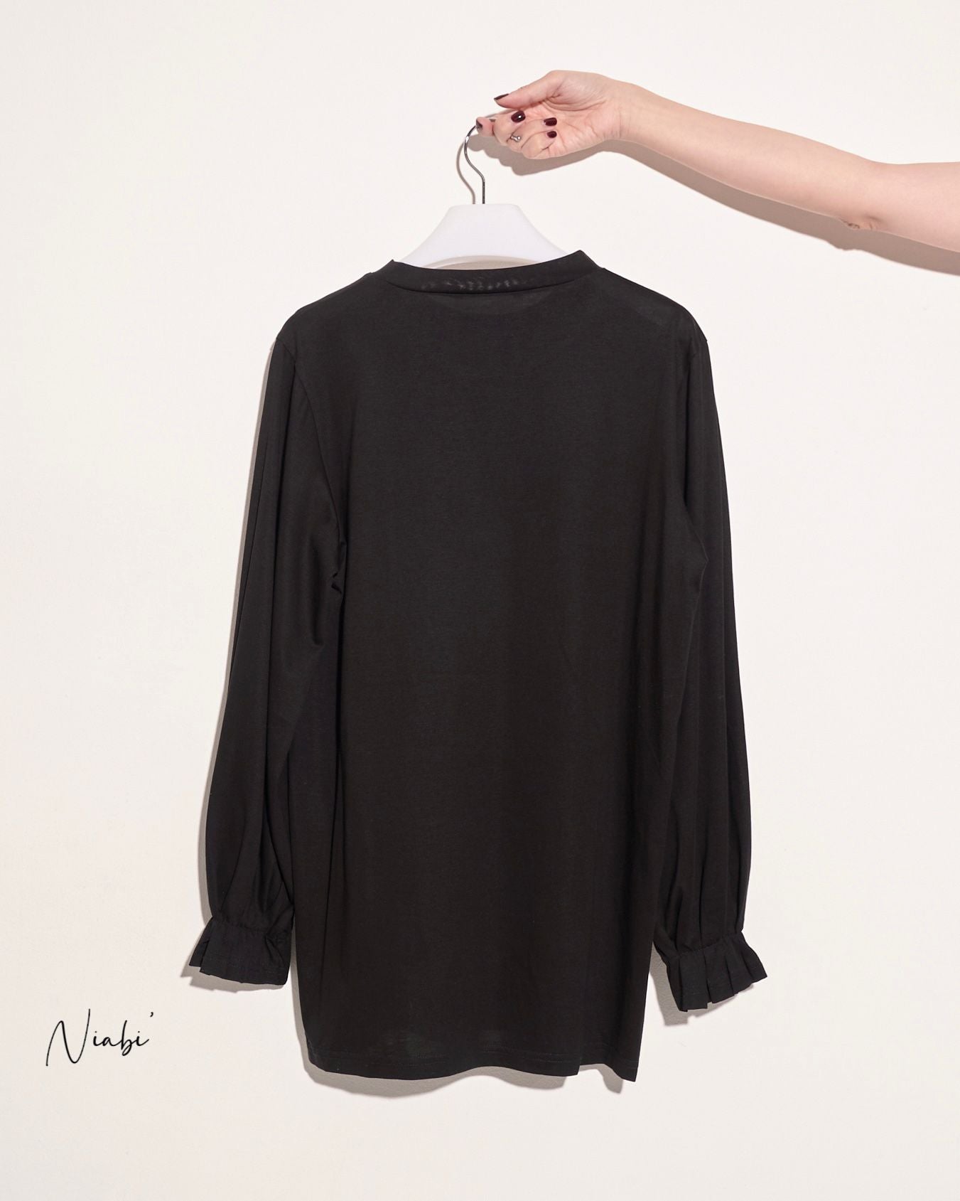 aalis NIABI folded pleats cuff front slit L/S top (Black)