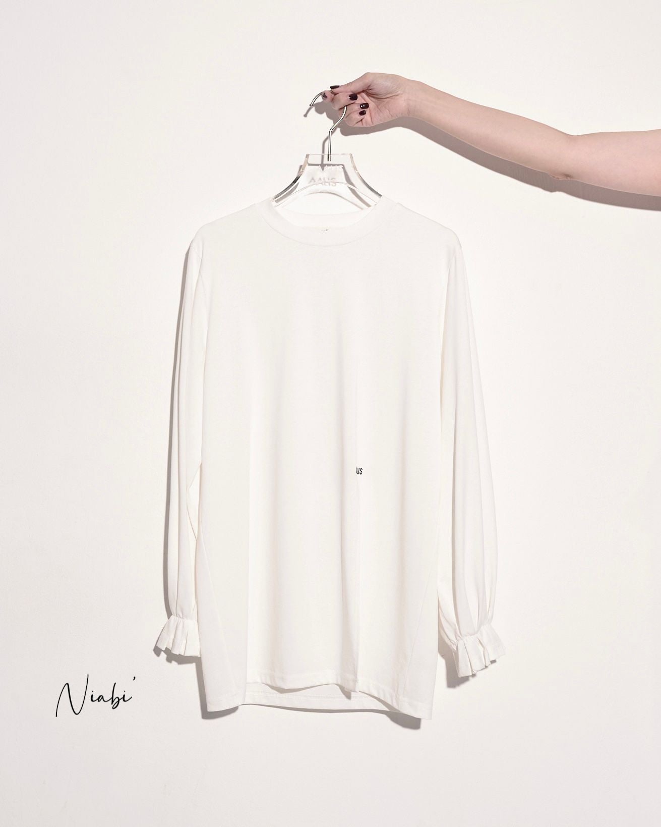 aalis NIABI folded pleats cuff front slit L/S top (White logo)