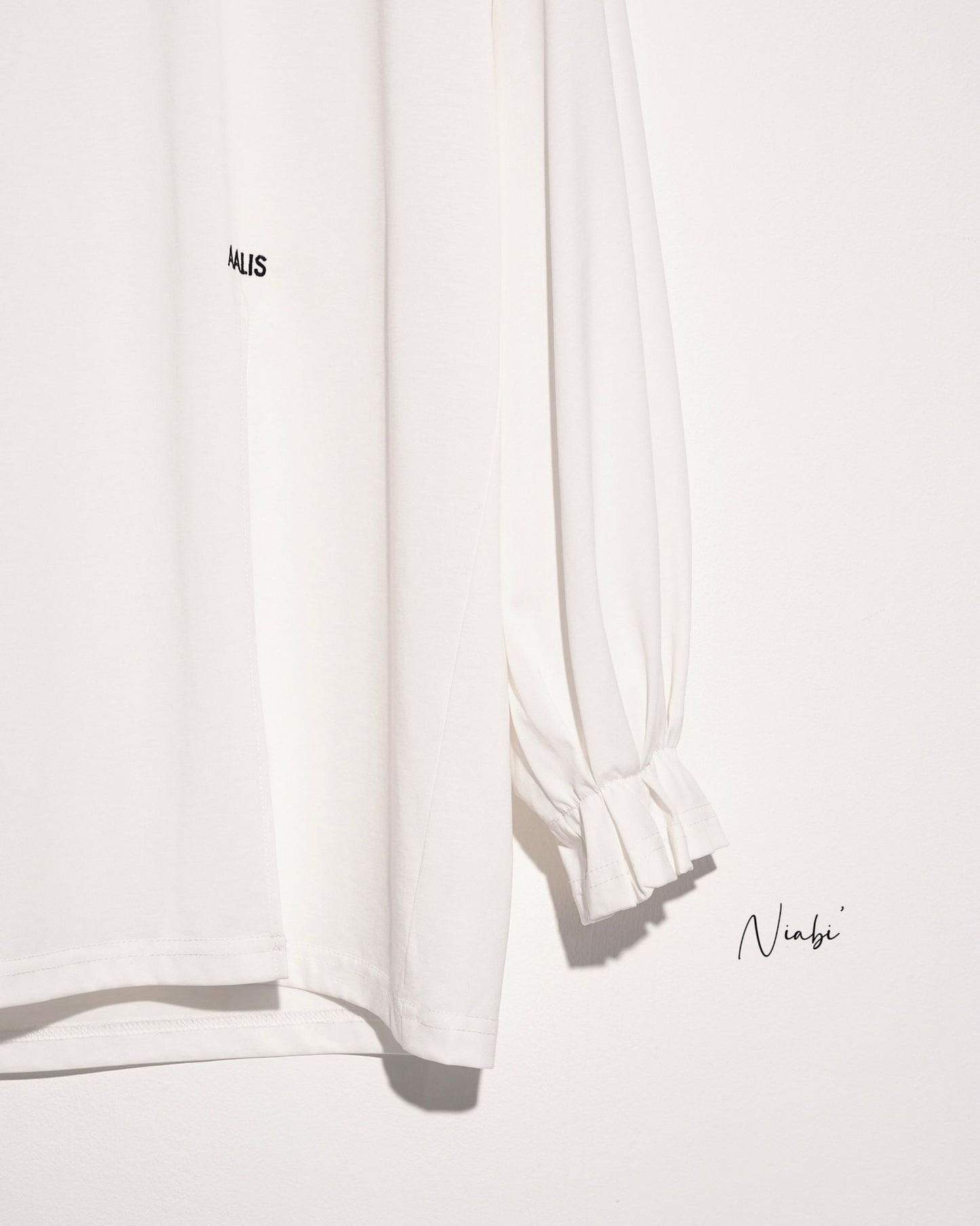 aalis NIABI folded pleats cuff front slit L/S top (White logo)