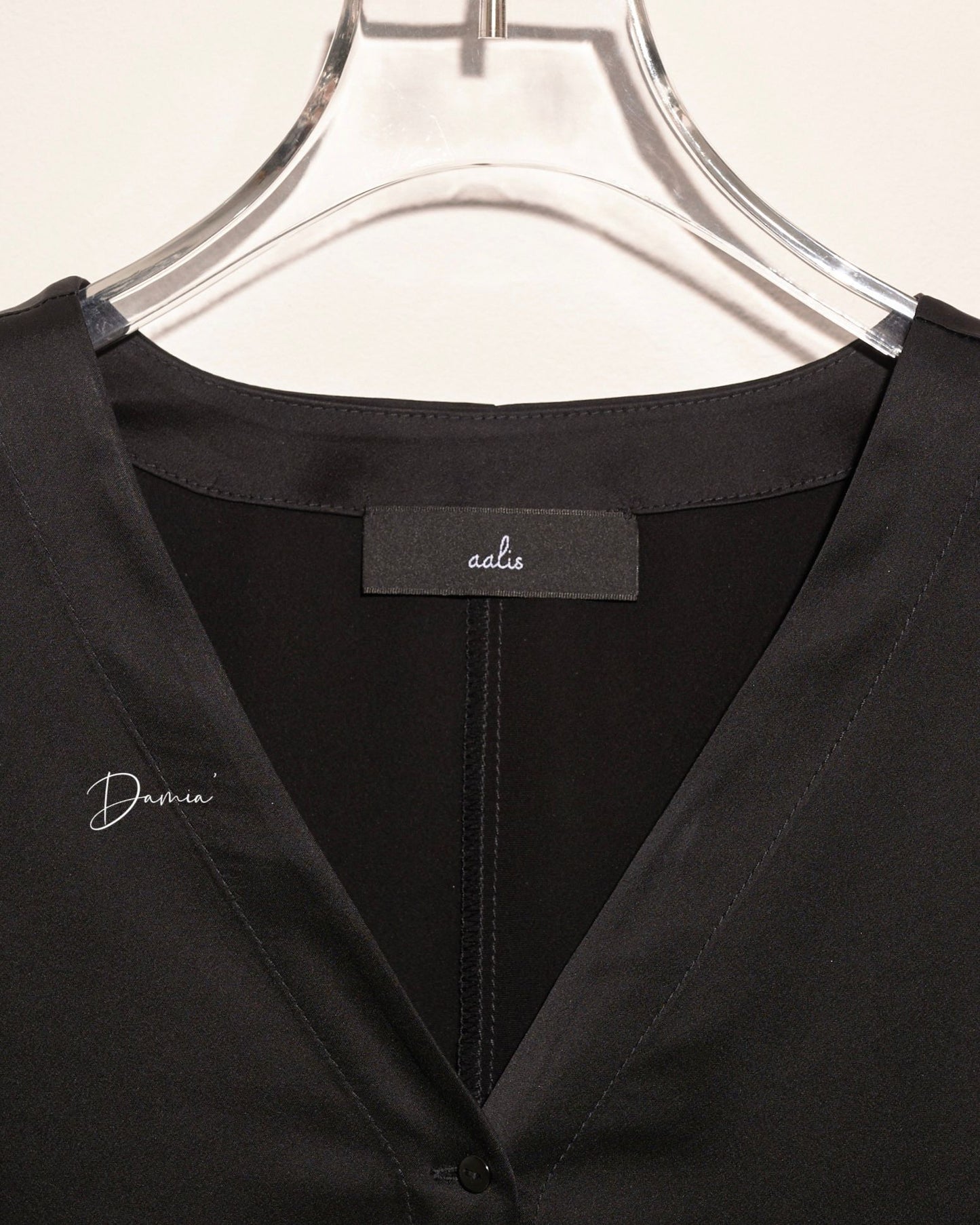 aalis DAMIA POLY single pocket V neck shirt (Black)