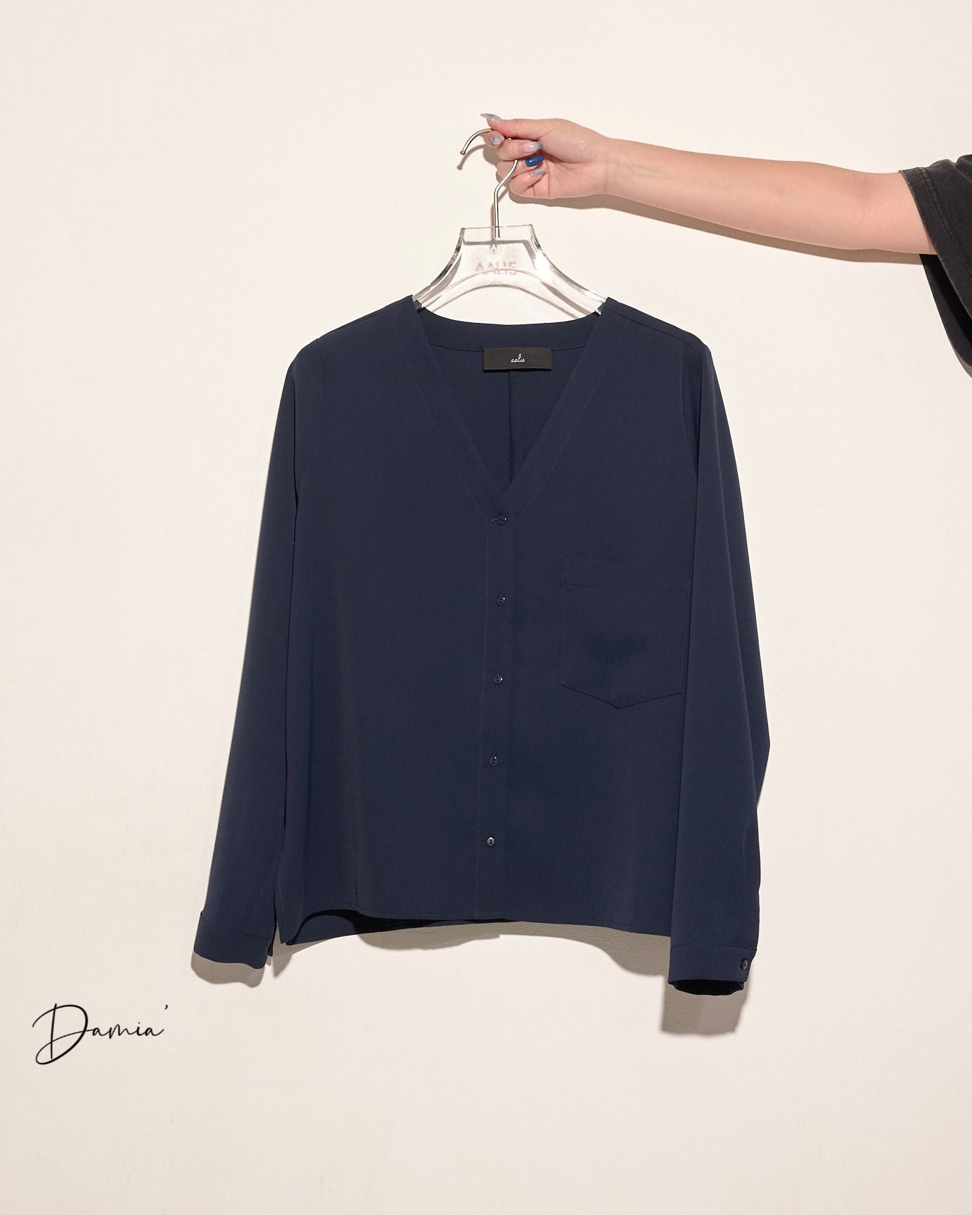 aalis DAMIA POLY single pocket V neck shirt (Navy)