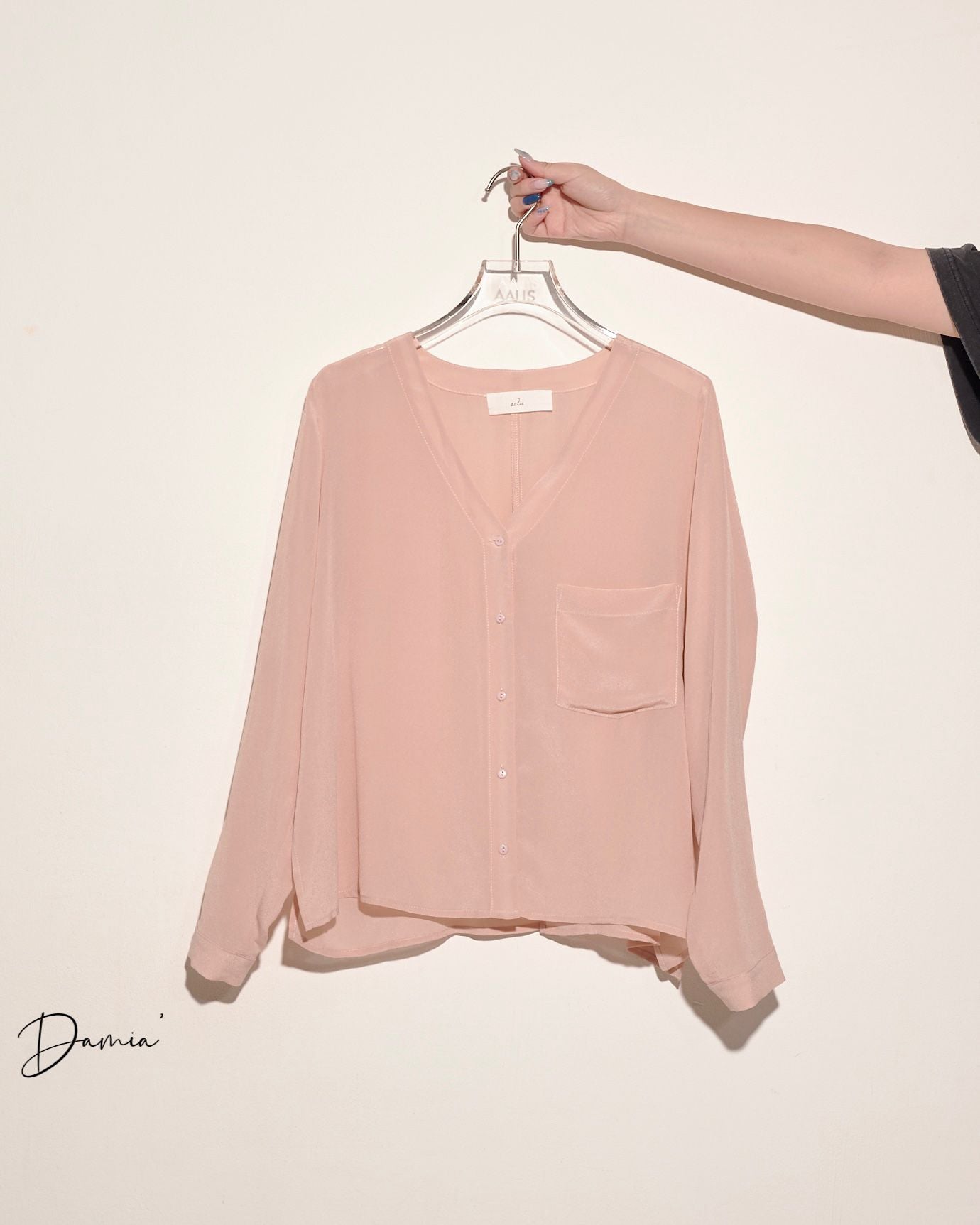 aalis DAMIA SILK single pocket V neck shirt (Pink nude)