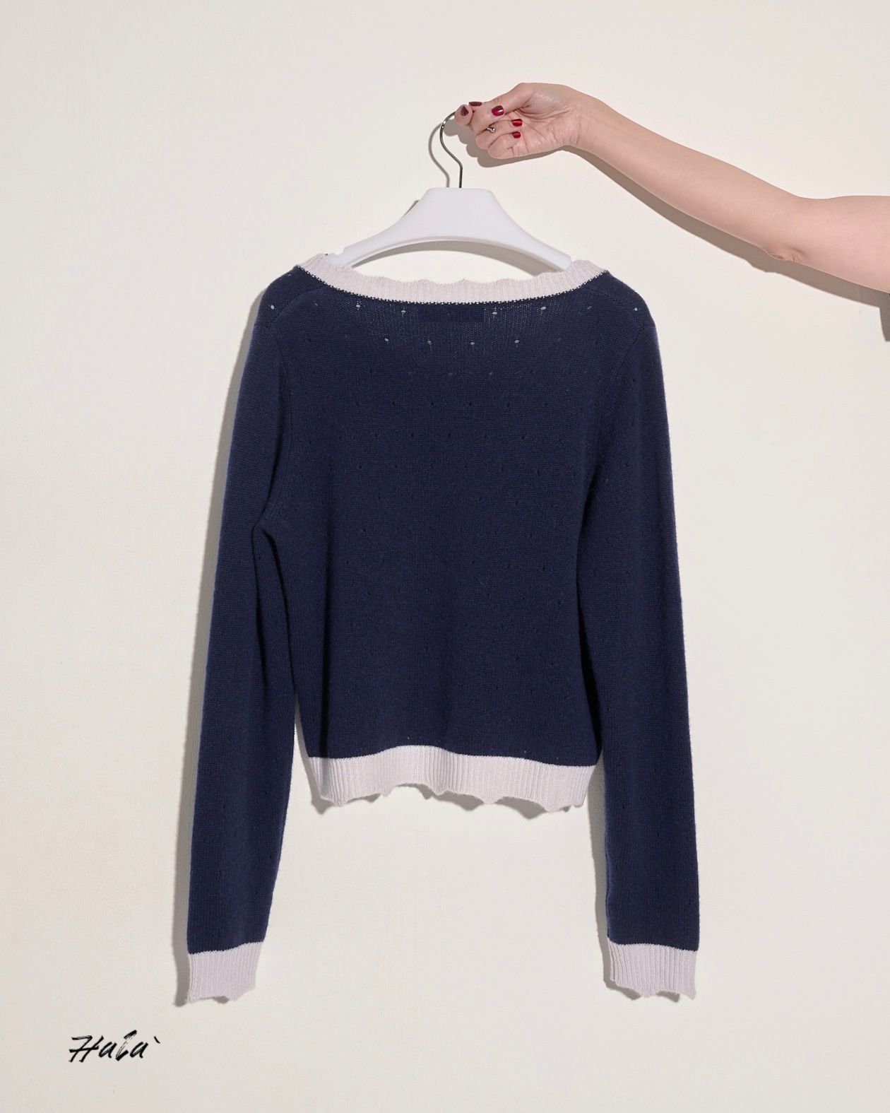 aalis HALA V neck color blocking button details sweater (Navy mix)